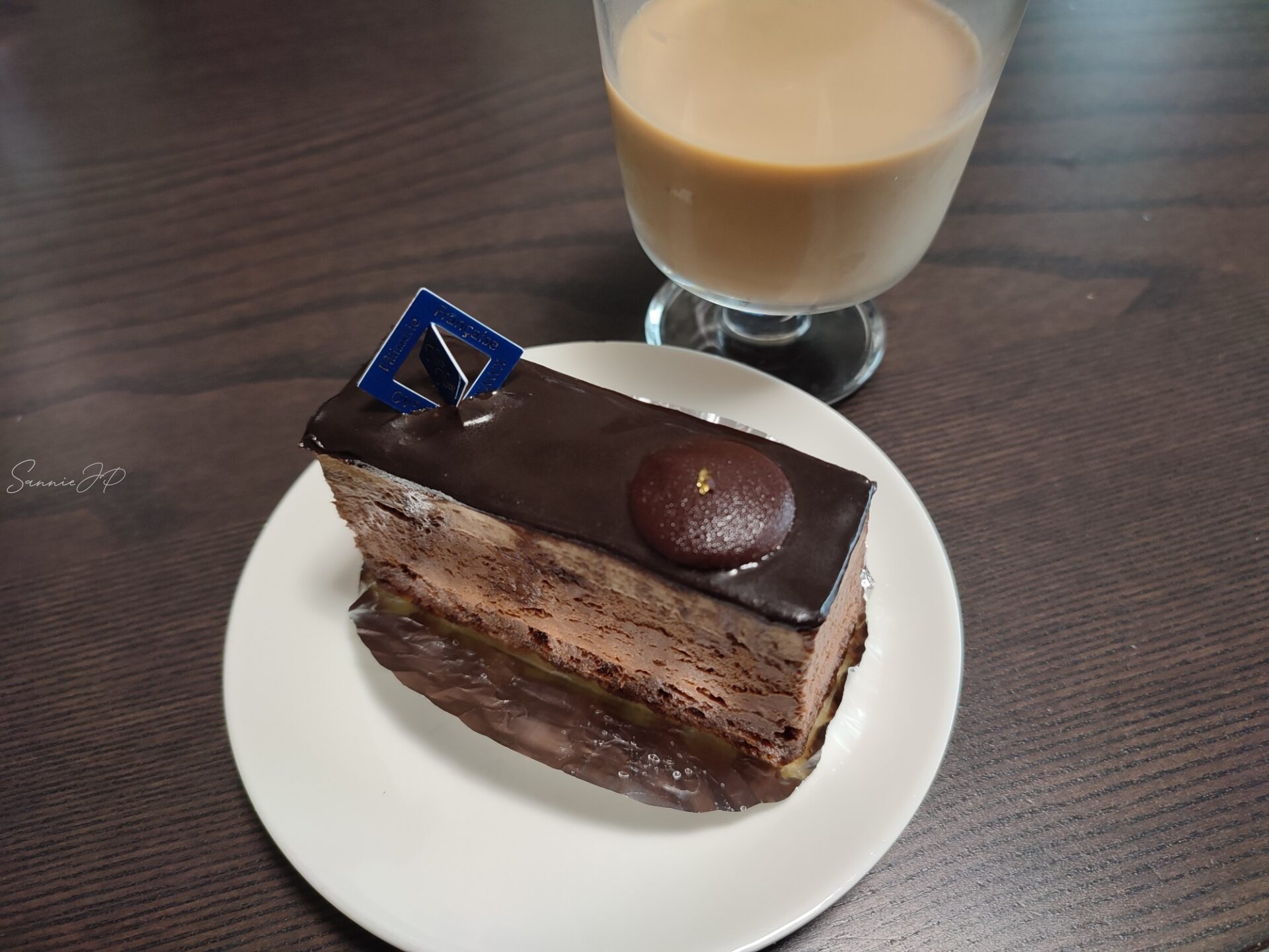 パティスリーノコノコで購入したケーキ「ジャック」を皿に盛った様子