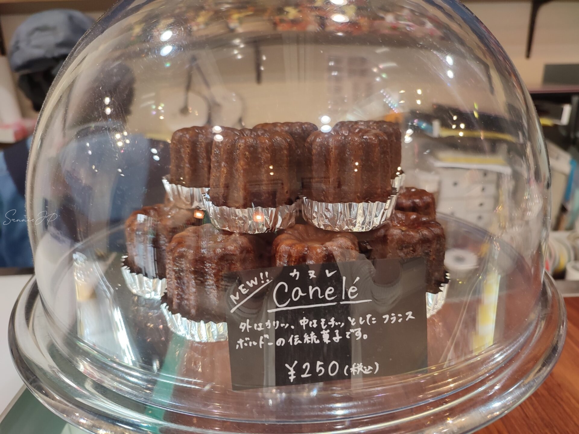 パティスリーノコノコのショーケースに並ぶカヌレの商品ディスプレイ