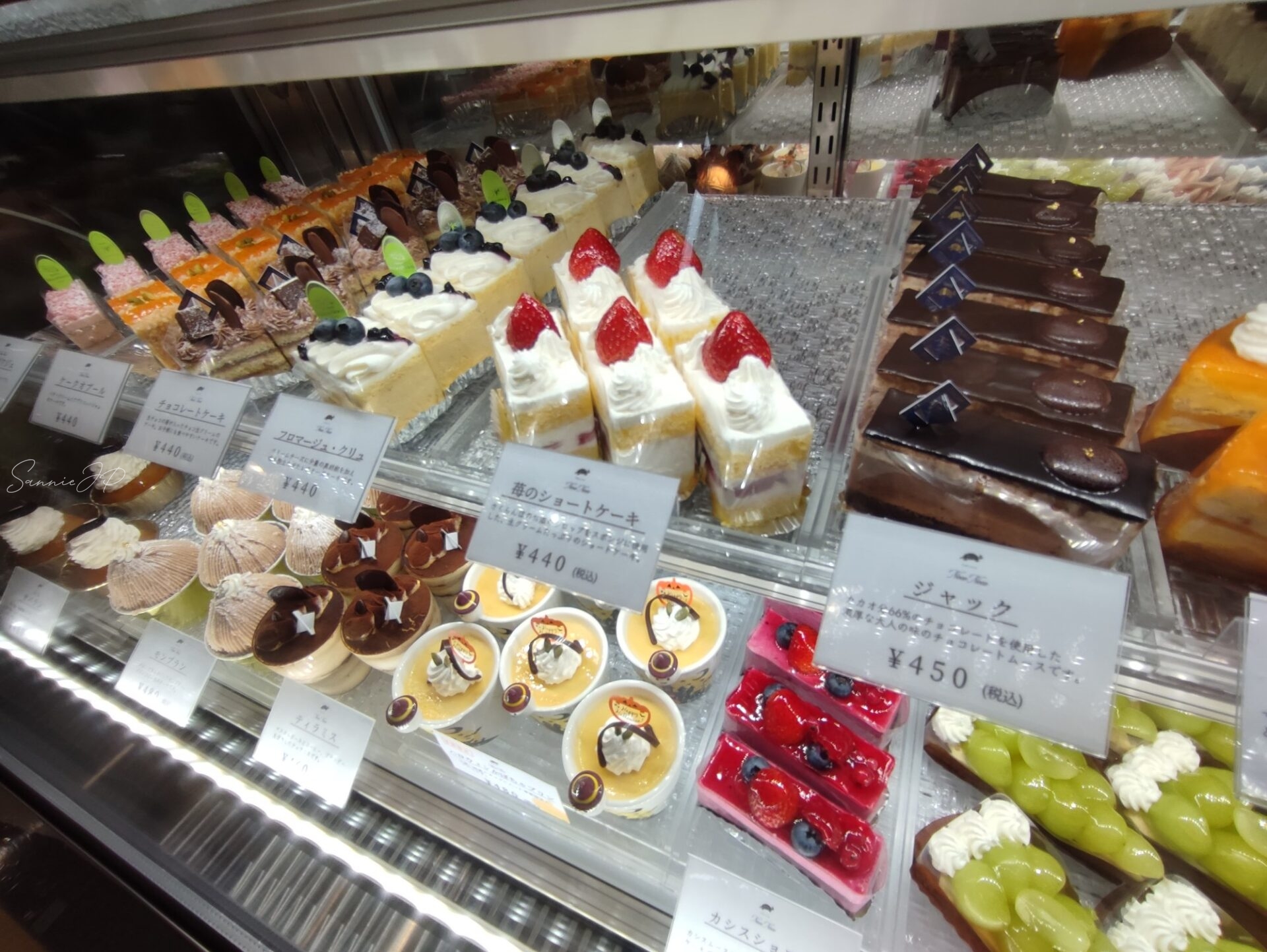 川崎市宮前区菅生のパティスリーノコノコでケーキが並ぶショーケース