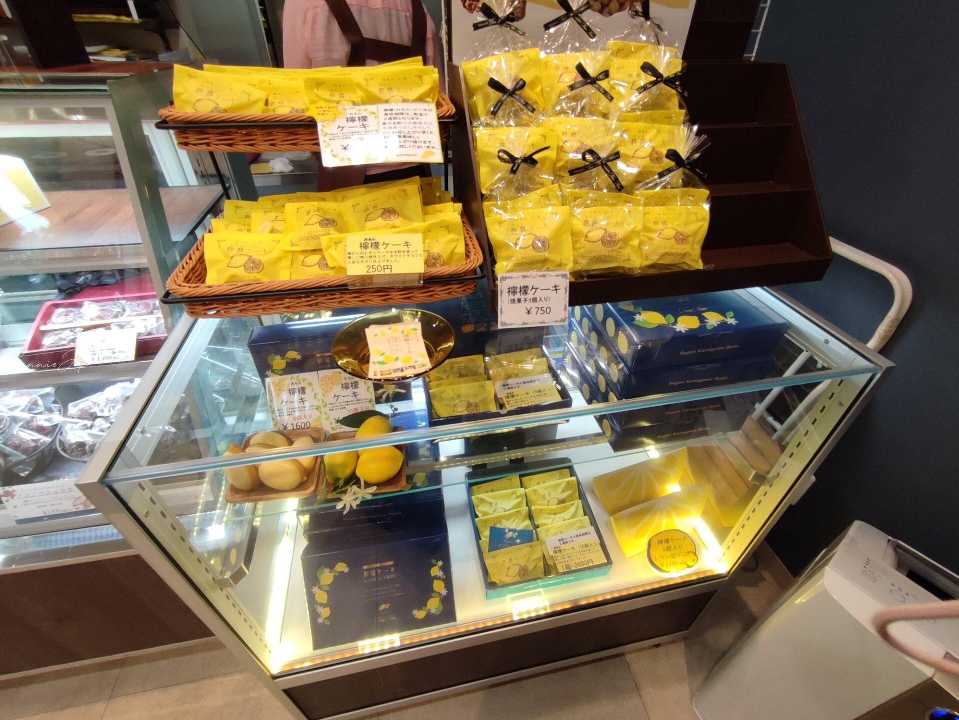 パティスリーノコノコの黄色いパッケージに入った檸檬ケーキの陳列