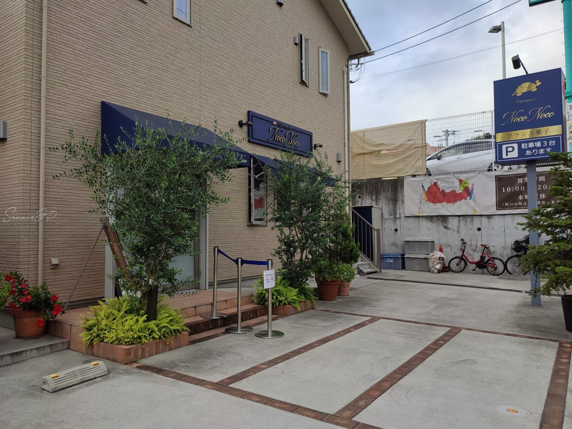 川崎市宮前区菅生にあるパティスリーノコノコの店舗外観と駐車スペース