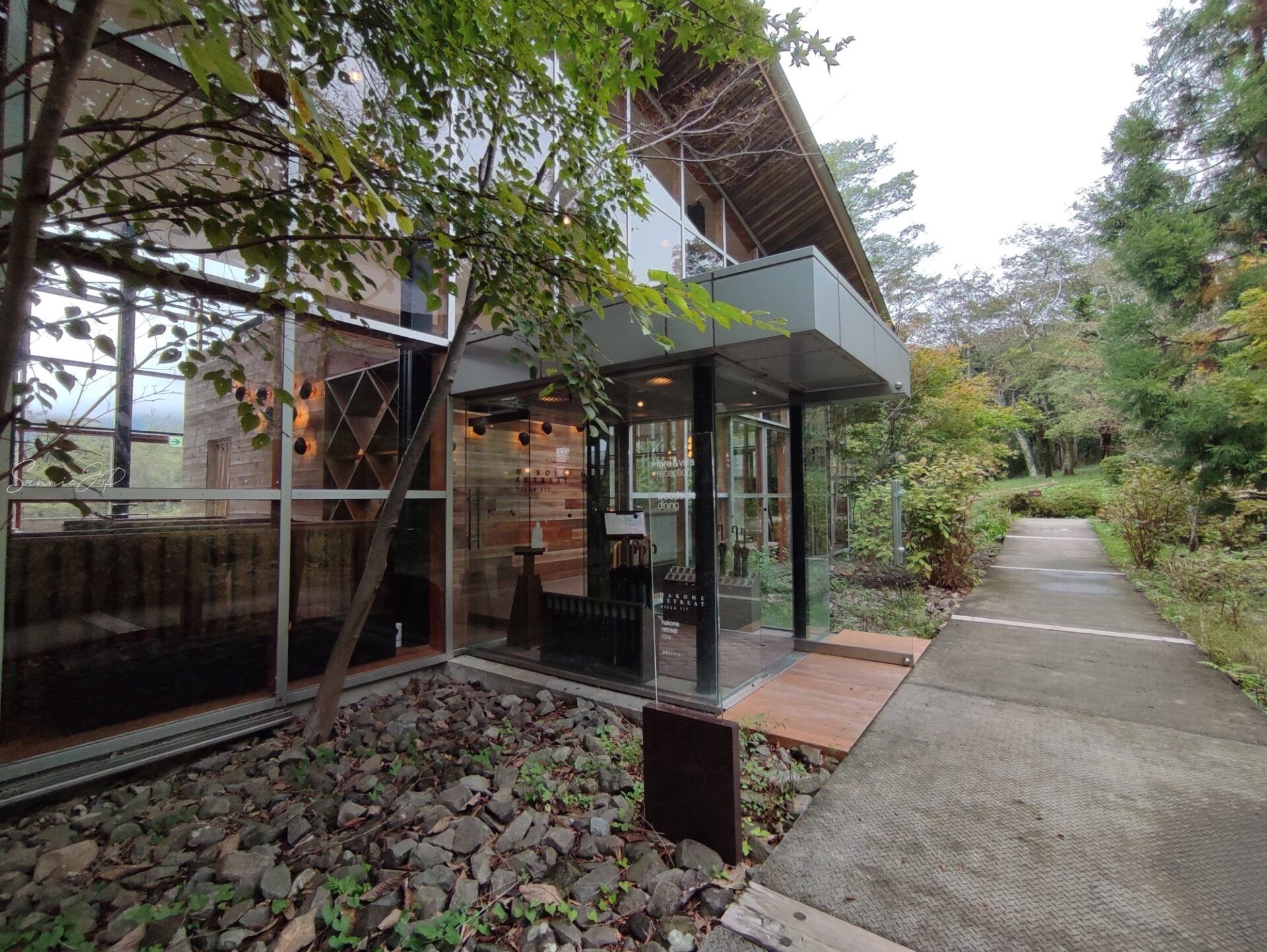 建物の入口。レストランとレセプションは同じ棟にある