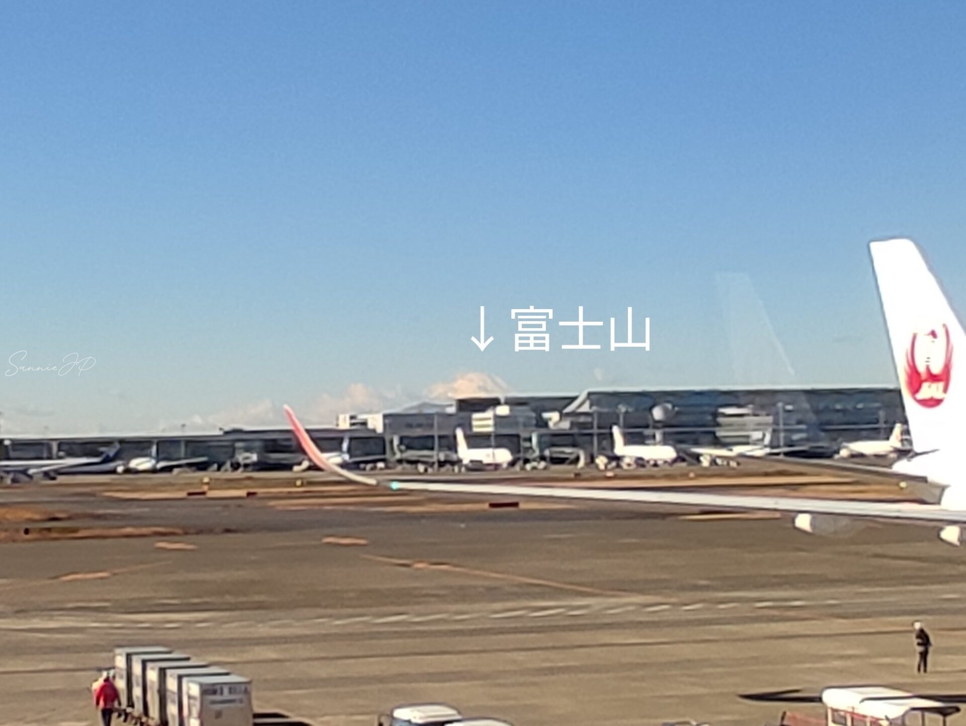 POWER LOUNGE SOUTHの窓際席から見えた富士山と空港の景色