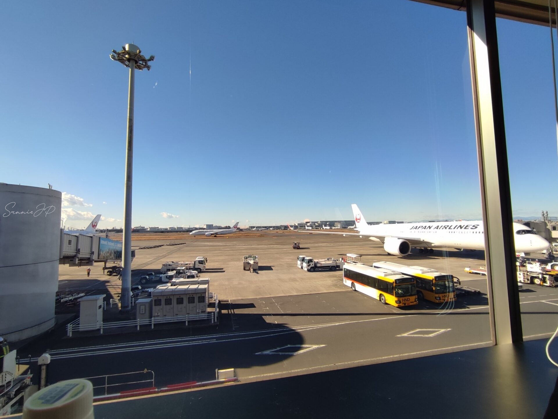 POWER LOUNGE SOUTHの窓際カウンター席から見える駐機中の飛行機