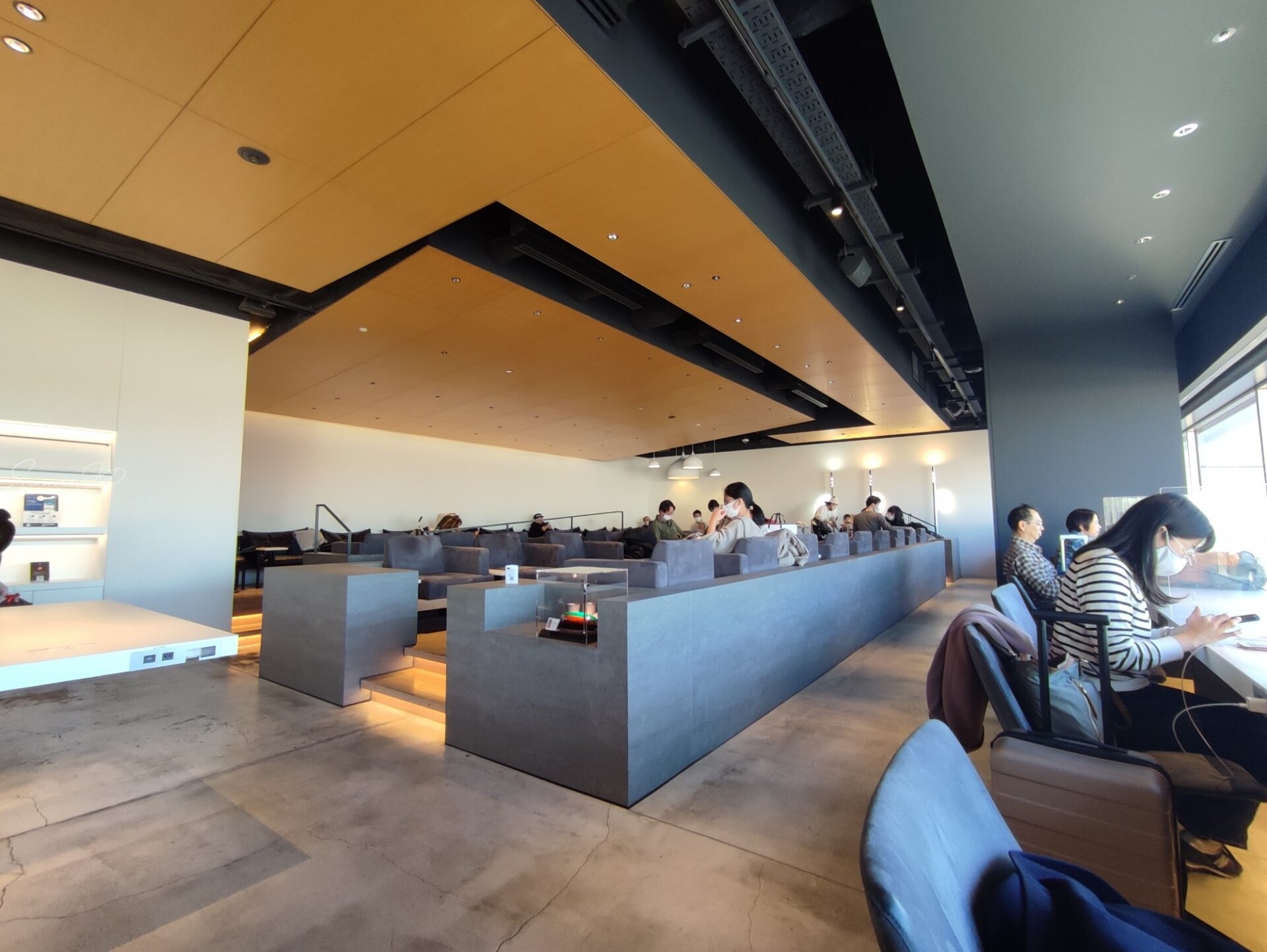 POWER LOUNGE SOUTHの落ち着いた雰囲気のソファ席とラウンジ内