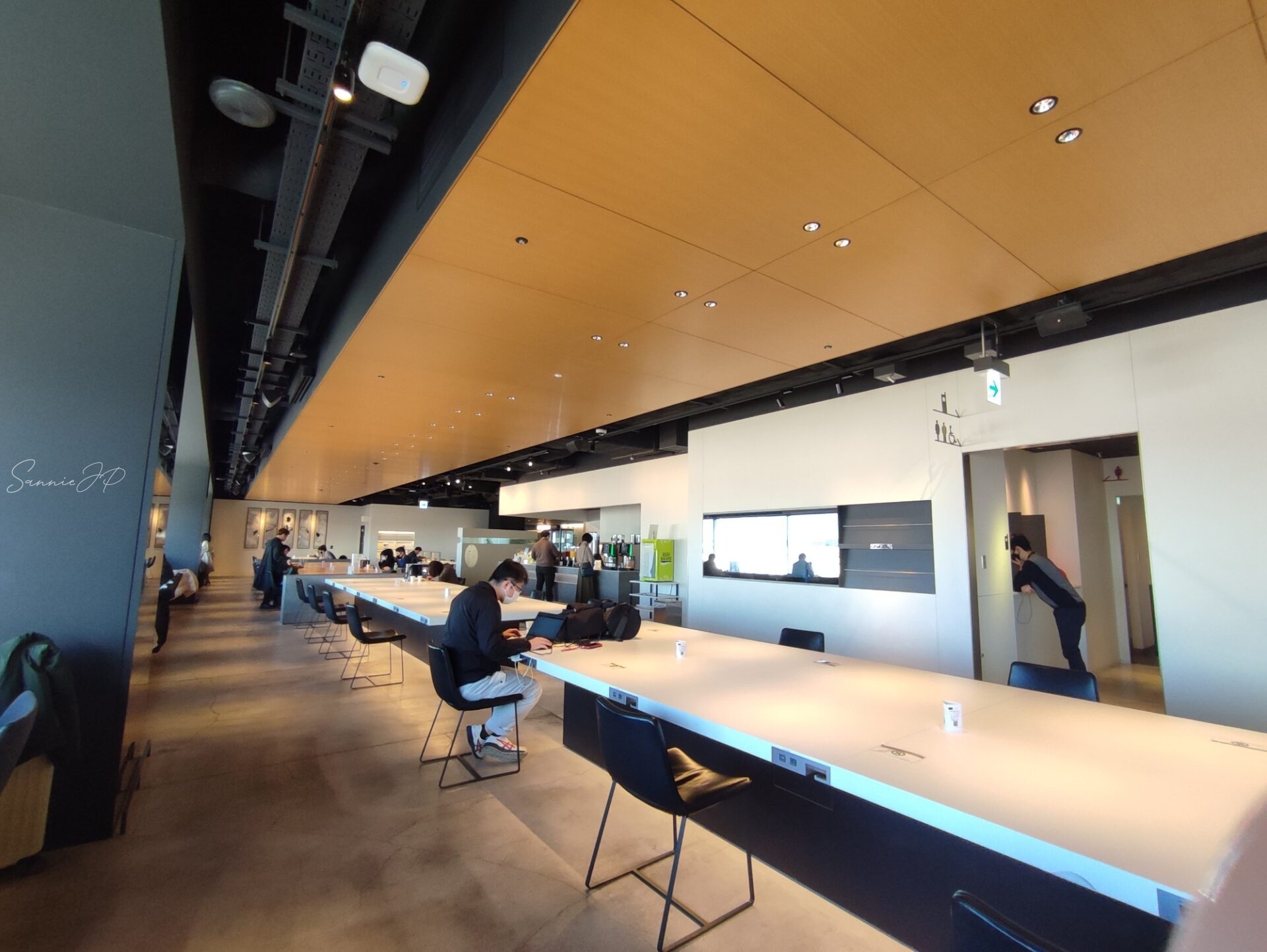 POWER LOUNGE SOUTHの一人でも利用しやすい中央テーブル席