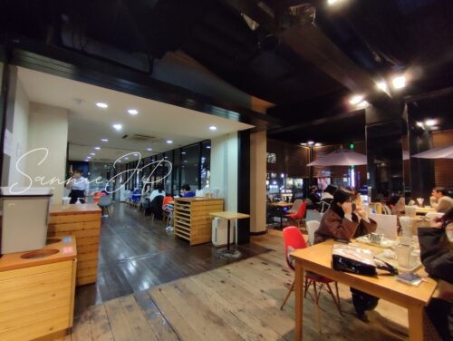 表参道「BAKERY CAFE 426」のカフェスペース
