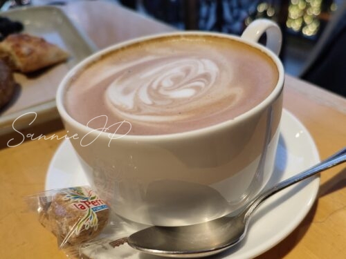 表参道「BAKERY CAFE 426」のカフェラテ