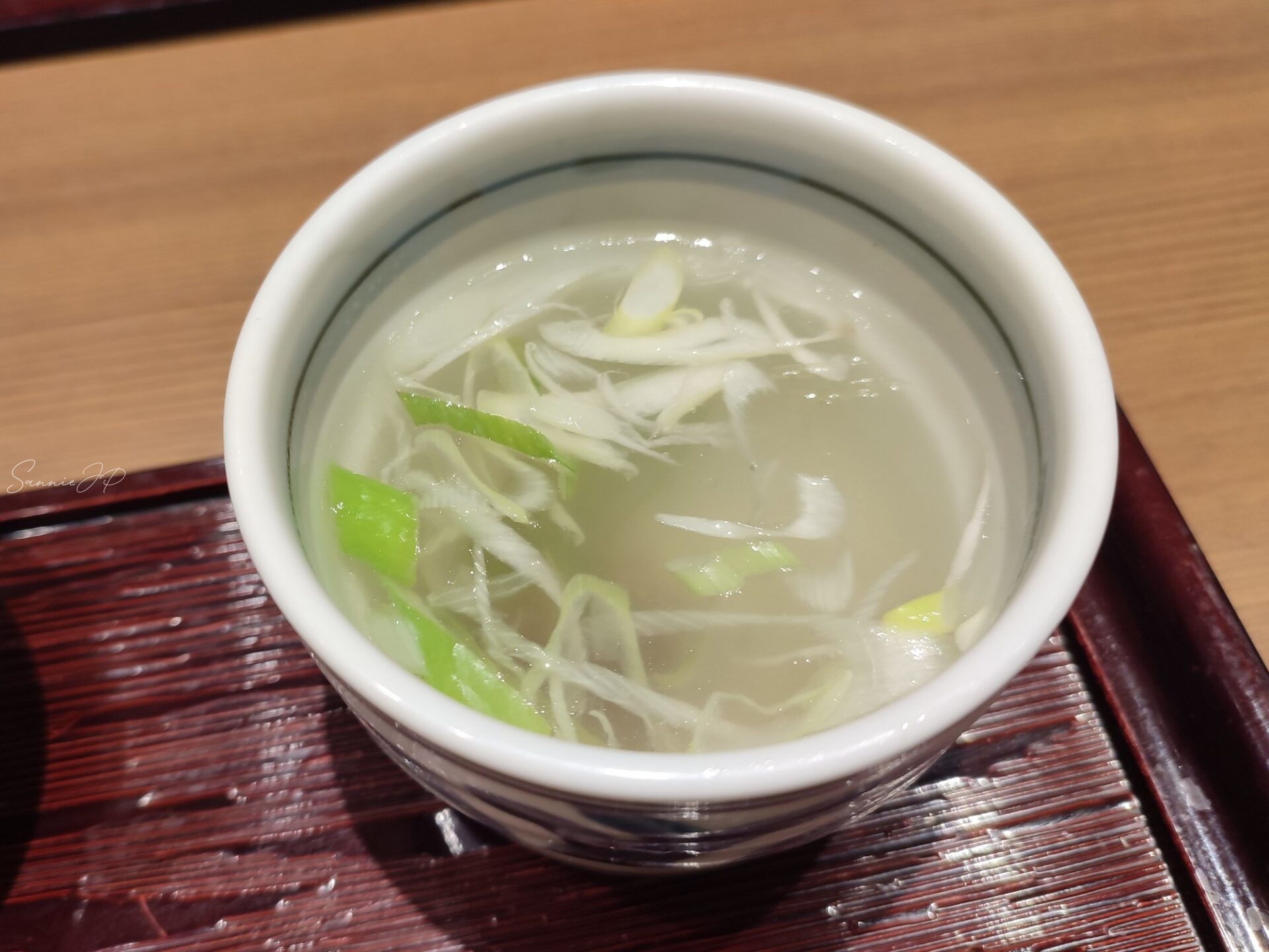 青葉のテールスープ。あっさりした味わいで牛タンとの相性が良く、新百合ヶ丘ランチを優しく締めてくれる一杯。