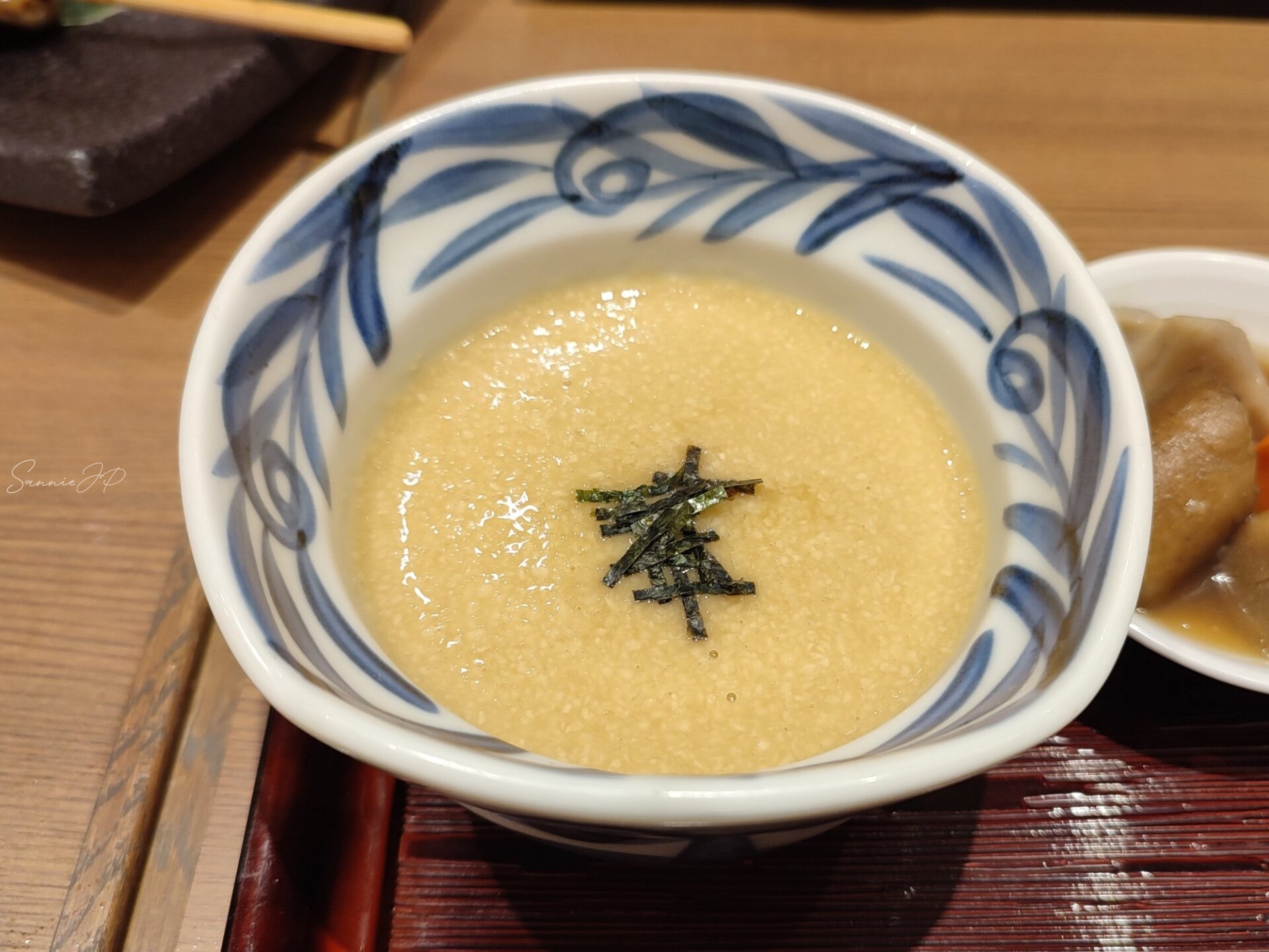 青葉のとろろ。麦飯にかけるとふんわりとした優しい味わいになり、新百合ヶ丘での贅沢ランチにぴったり。