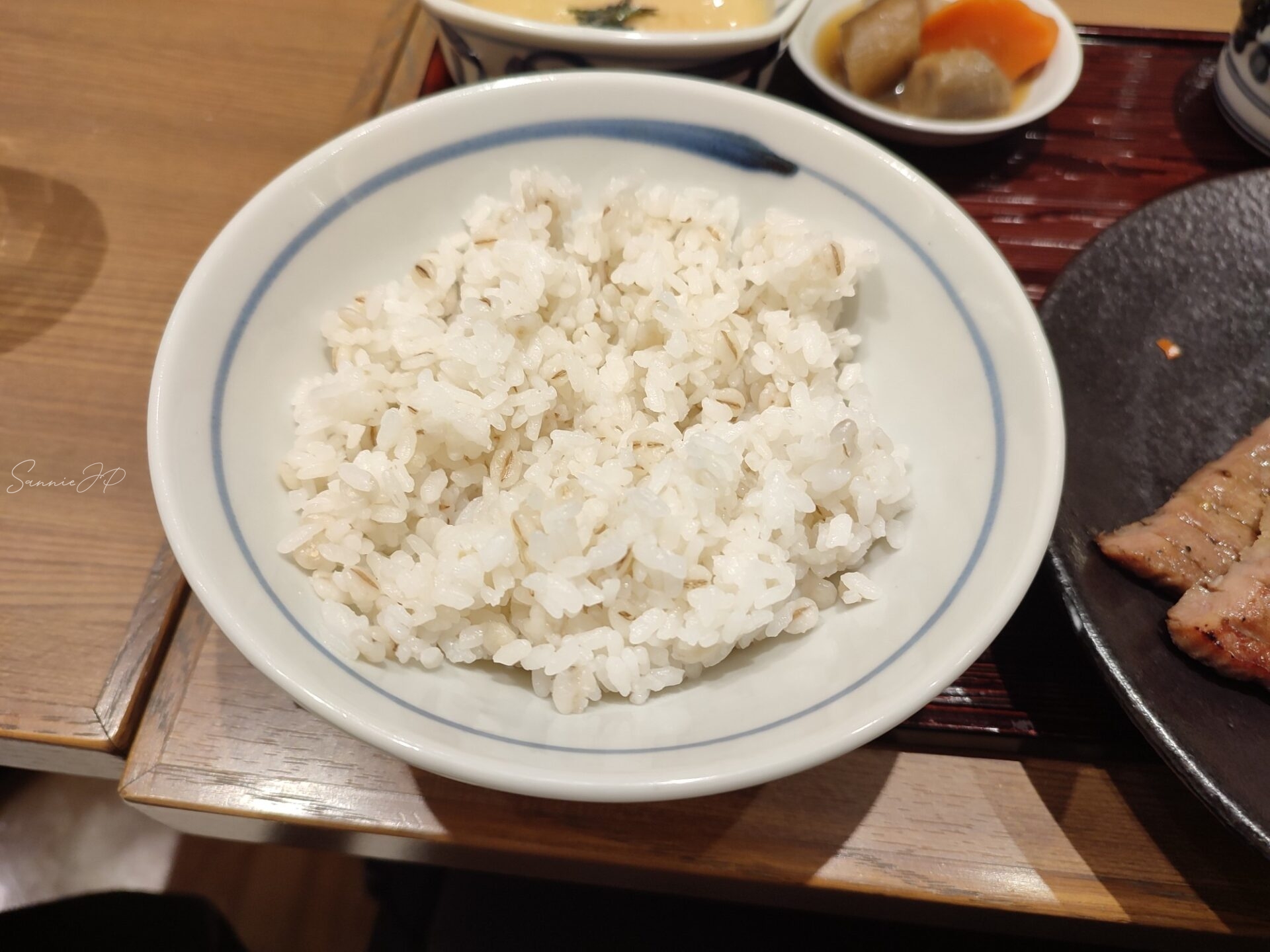 青葉の麦飯。牛タンとの相性が良く、後半はとろろをかけて味変できる新百合ヶ丘ランチの楽しみの一つ。