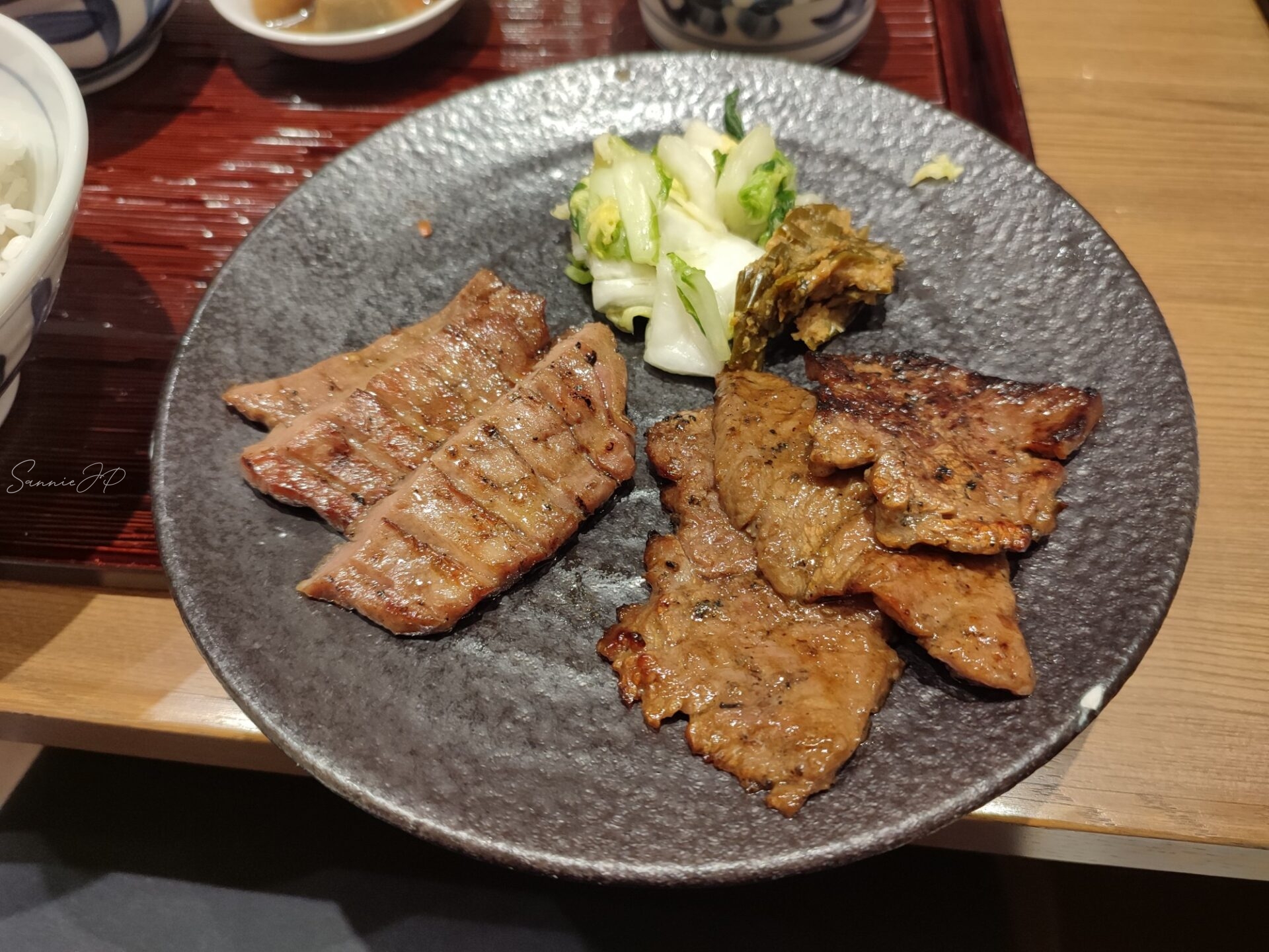 青葉の牛タンアップ。程よい弾力と香ばしさが魅力で、新百合ヶ丘ランチでも人気の一皿。