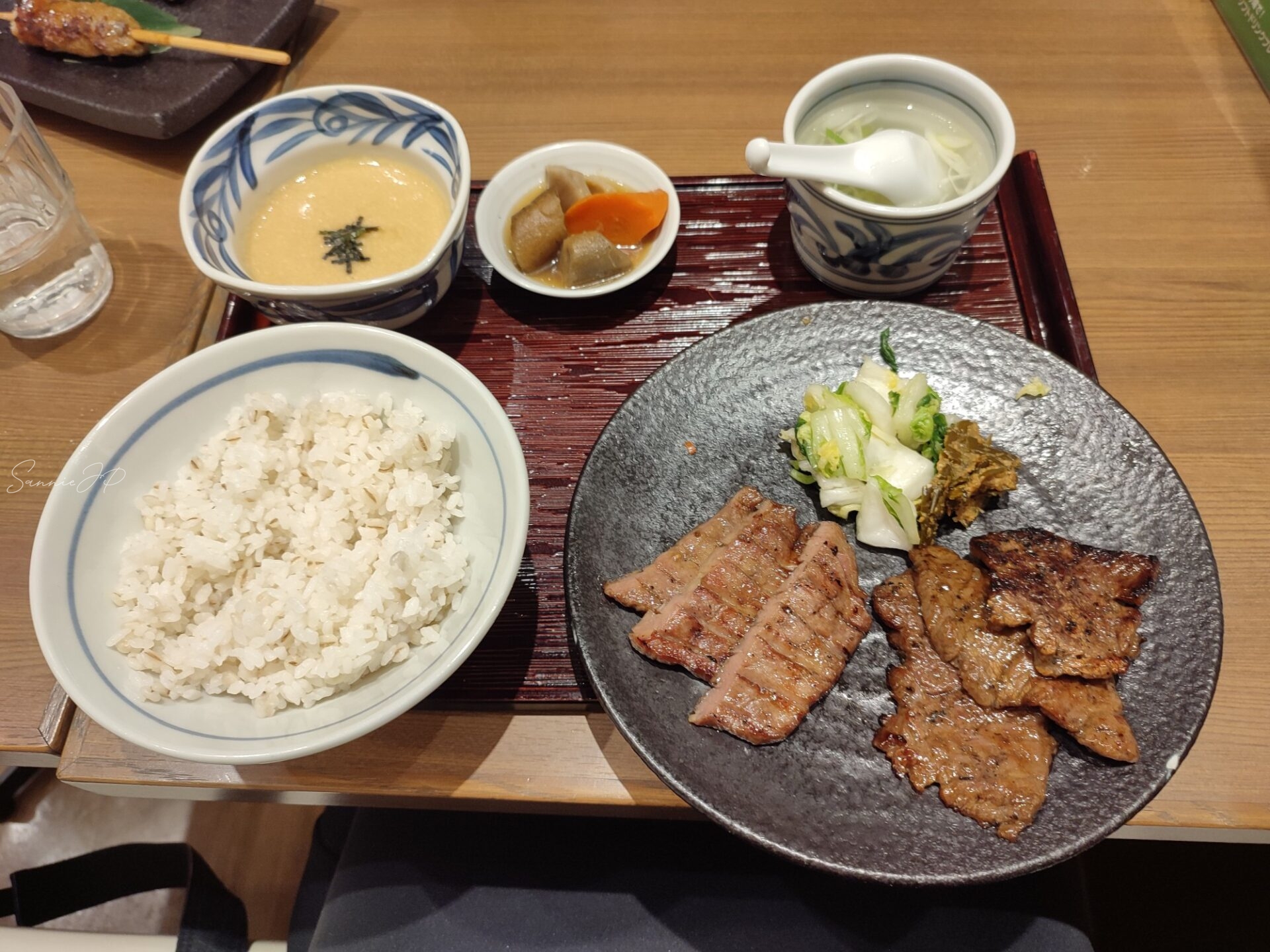 青葉御膳の全体。新百合ヶ丘で厚切り牛タンと麦飯をゆっくり味わえる満足度の高いランチセット。