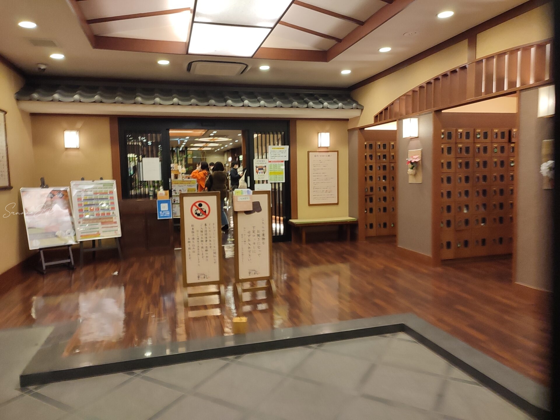 東京都稲城市・南多摩のスーパー銭湯「季乃彩(ときのいろどり)」広々とした下駄箱エリア|清潔感ある玄関スペース