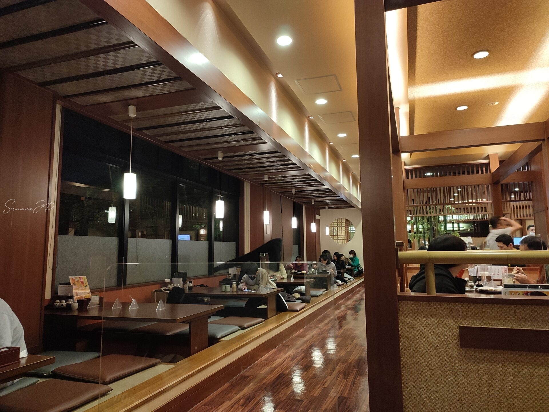 東京都稲城市・南多摩のスーパー銭湯「季乃彩(ときのいろどり)」館内レストラン|掘りごたつ席を含む多数の座席で食事や休憩をゆったり楽しめる温泉施設