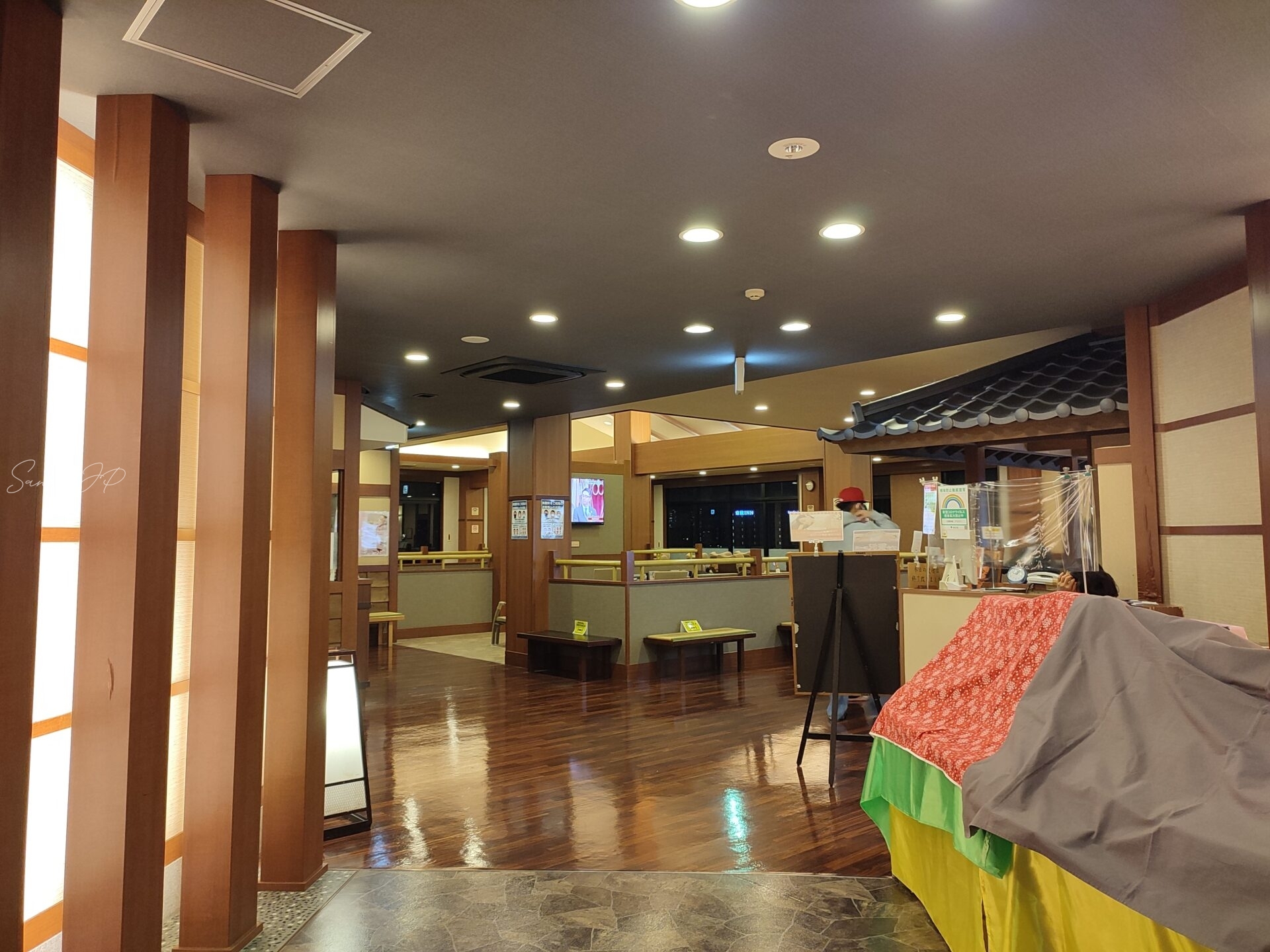 東京都稲城市・南多摩のスーパー銭湯「季乃彩(ときのいろどり)」休憩所の様子|タイミングが良ければ和菓子の販売もある癒しのリラックススペース