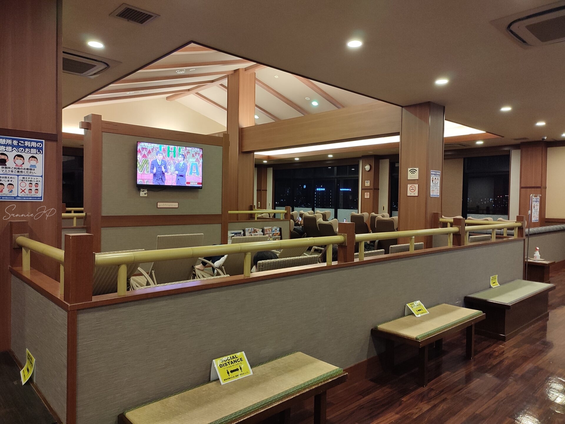 東京都稲城市・南多摩のスーパー銭湯「季乃彩(ときのいろどり)」休憩所のリクライニングチェア|テレビ鑑賞や雑誌も楽しめるリラックス空間