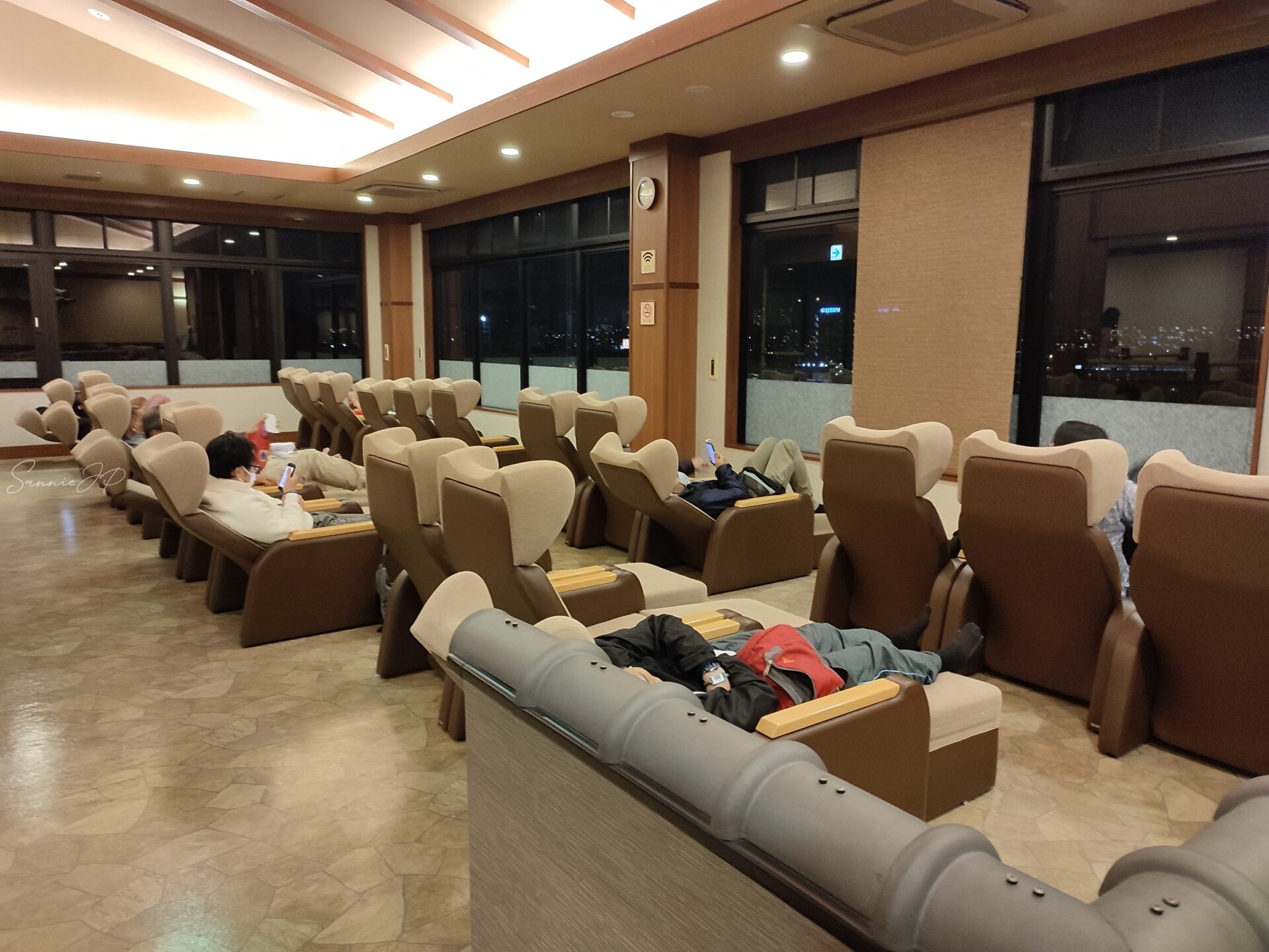 東京都稲城市・南多摩のスーパー銭湯「季乃彩(ときのいろどり)」休憩所のリクライニングチェア|入浴後にゆったり寛げる癒し空間