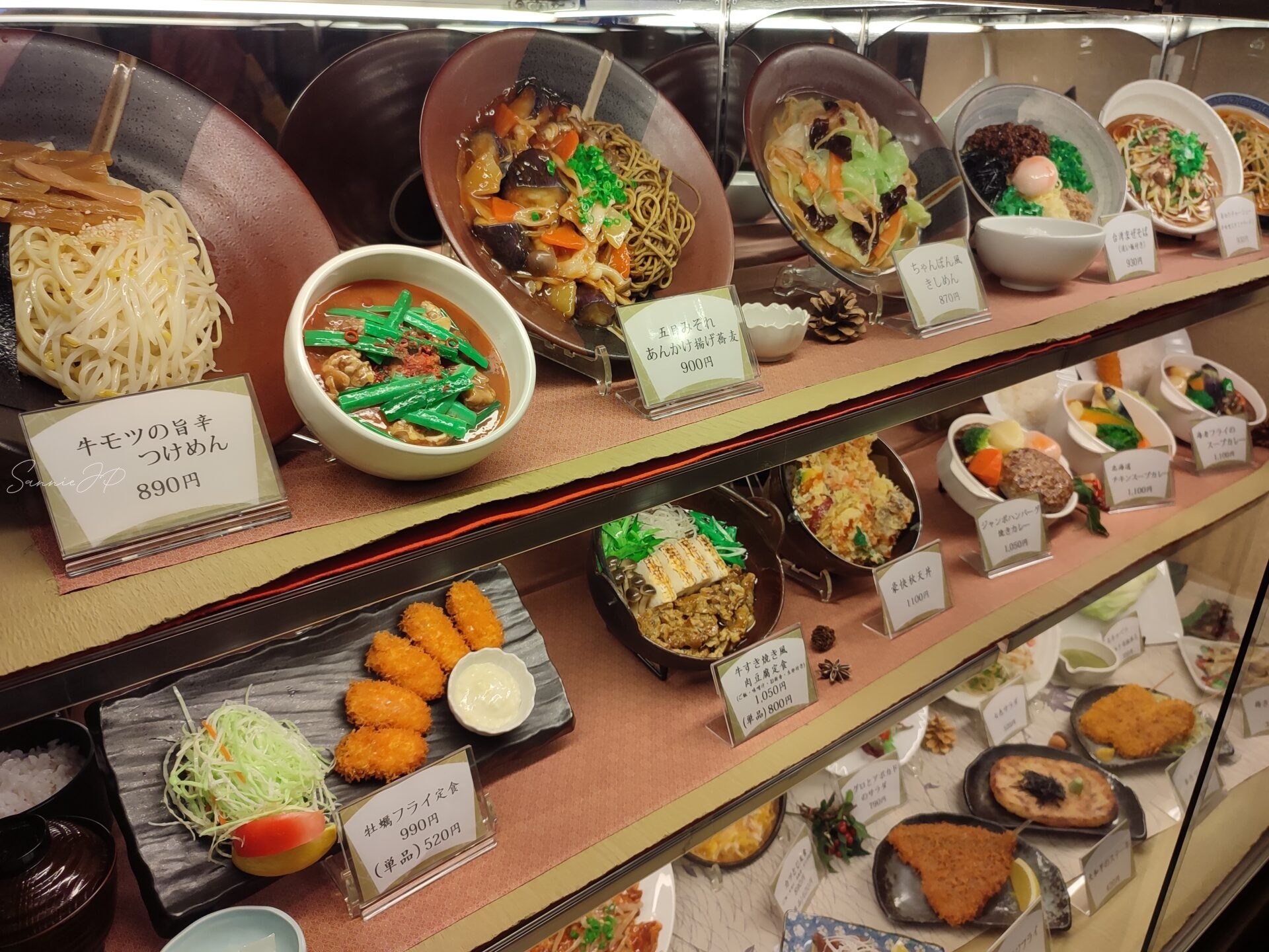 東京都稲城市・南多摩のスーパー銭湯「季乃彩(ときのいろどり)」館内レストラン入口|店舗前に食品サンプルが並びメニューが分かりやすい食事処