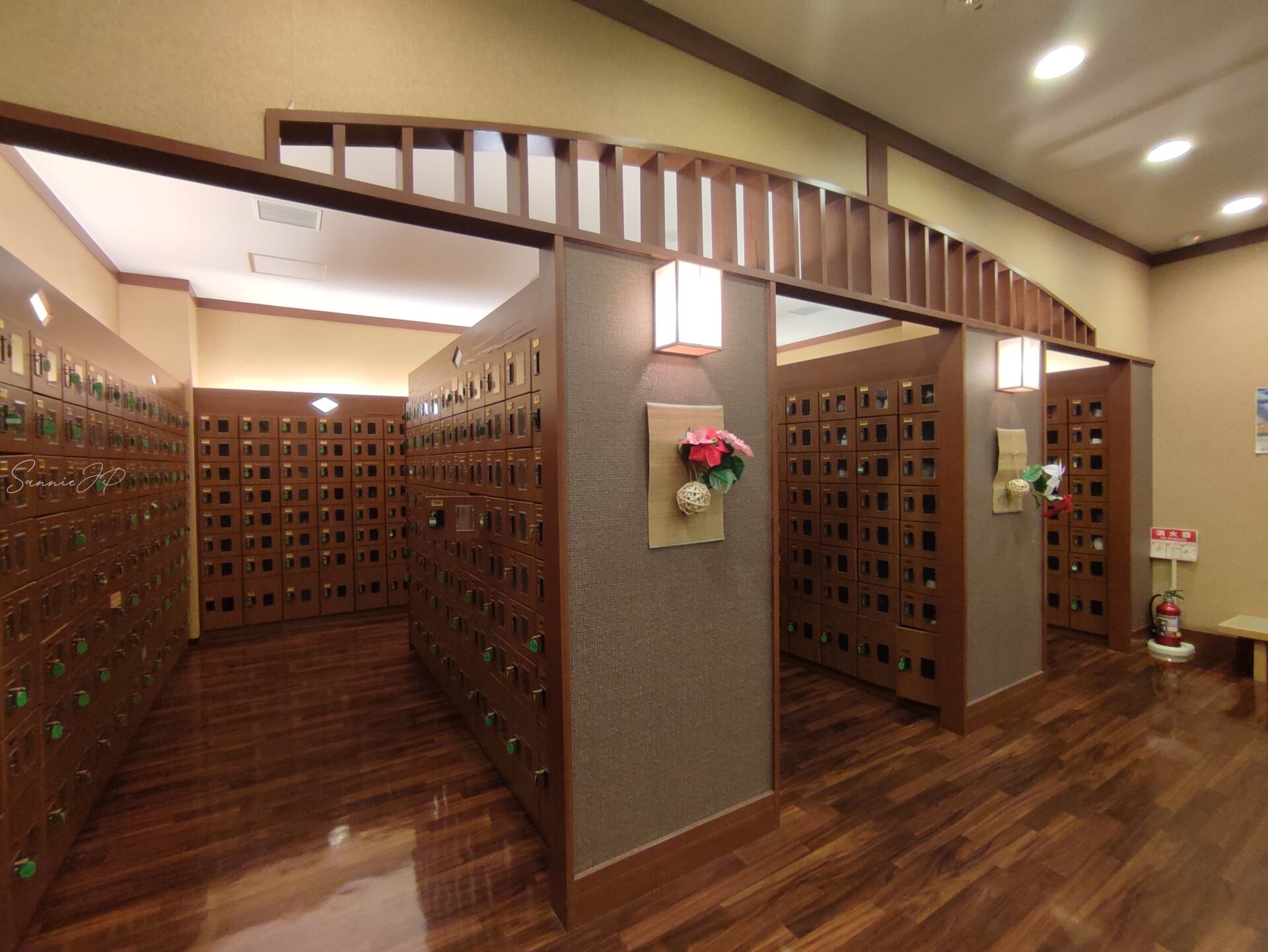 東京都稲城市・南多摩のスーパー銭湯「季乃彩(ときのいろどり)」入口のシューズボックス|個数が多く混雑時も安心な大型下駄箱