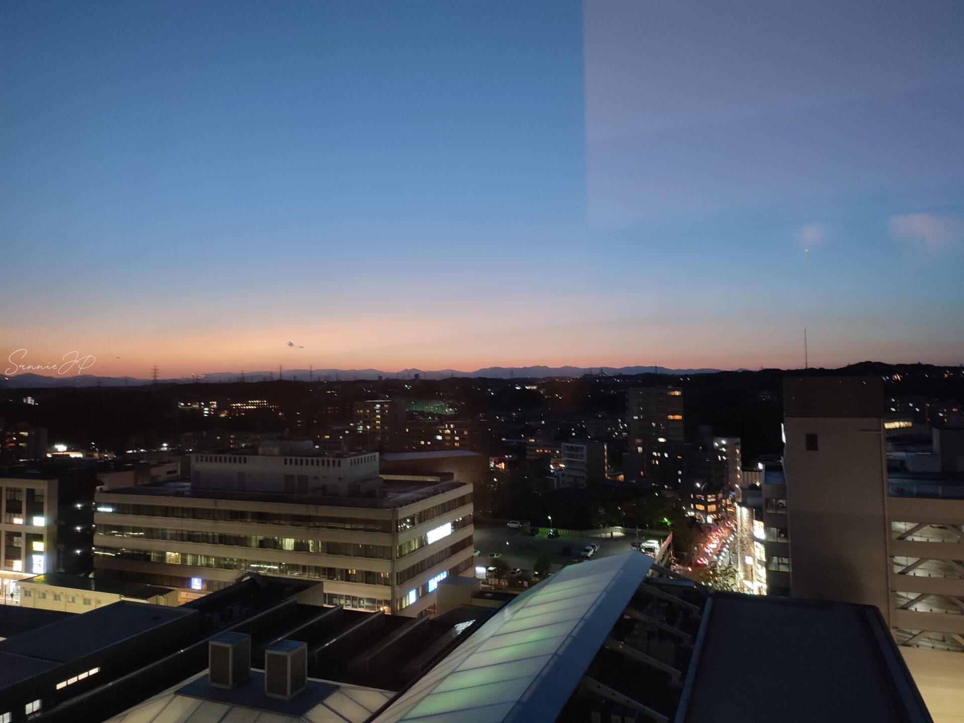 ホテルモリノ新百合丘から見た夕方の新百合ヶ丘駅周辺