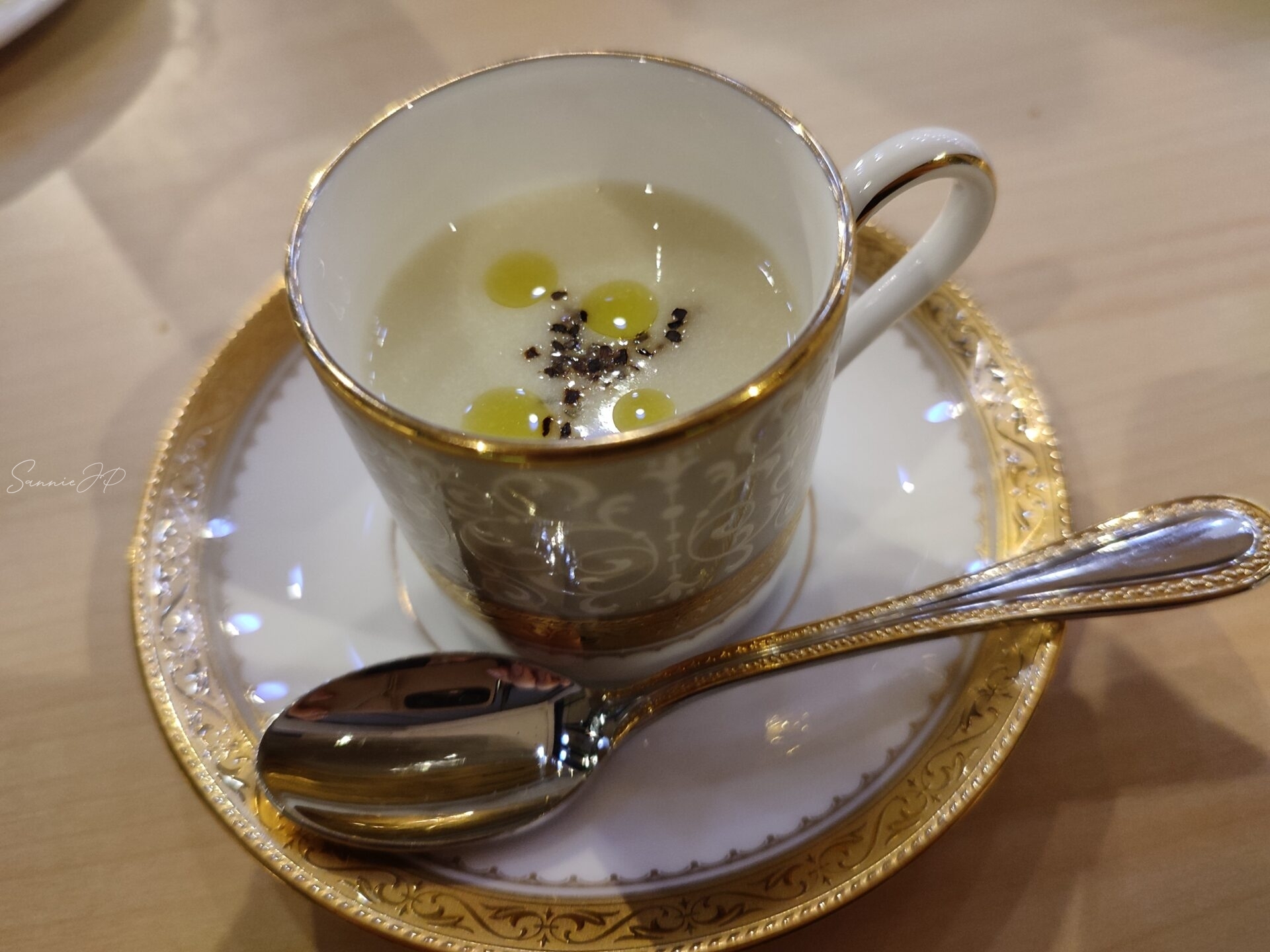 Le Ciel Molinoの記念日ディナーコースで提供されたポタージュスープ