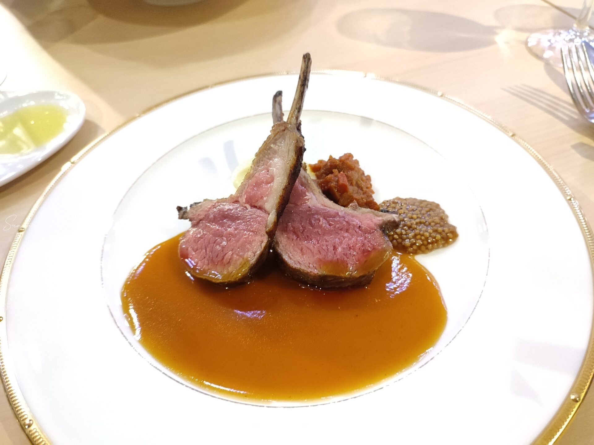 Le Ciel Molinoの記念日ディナーコースで提供された骨付き肉料理