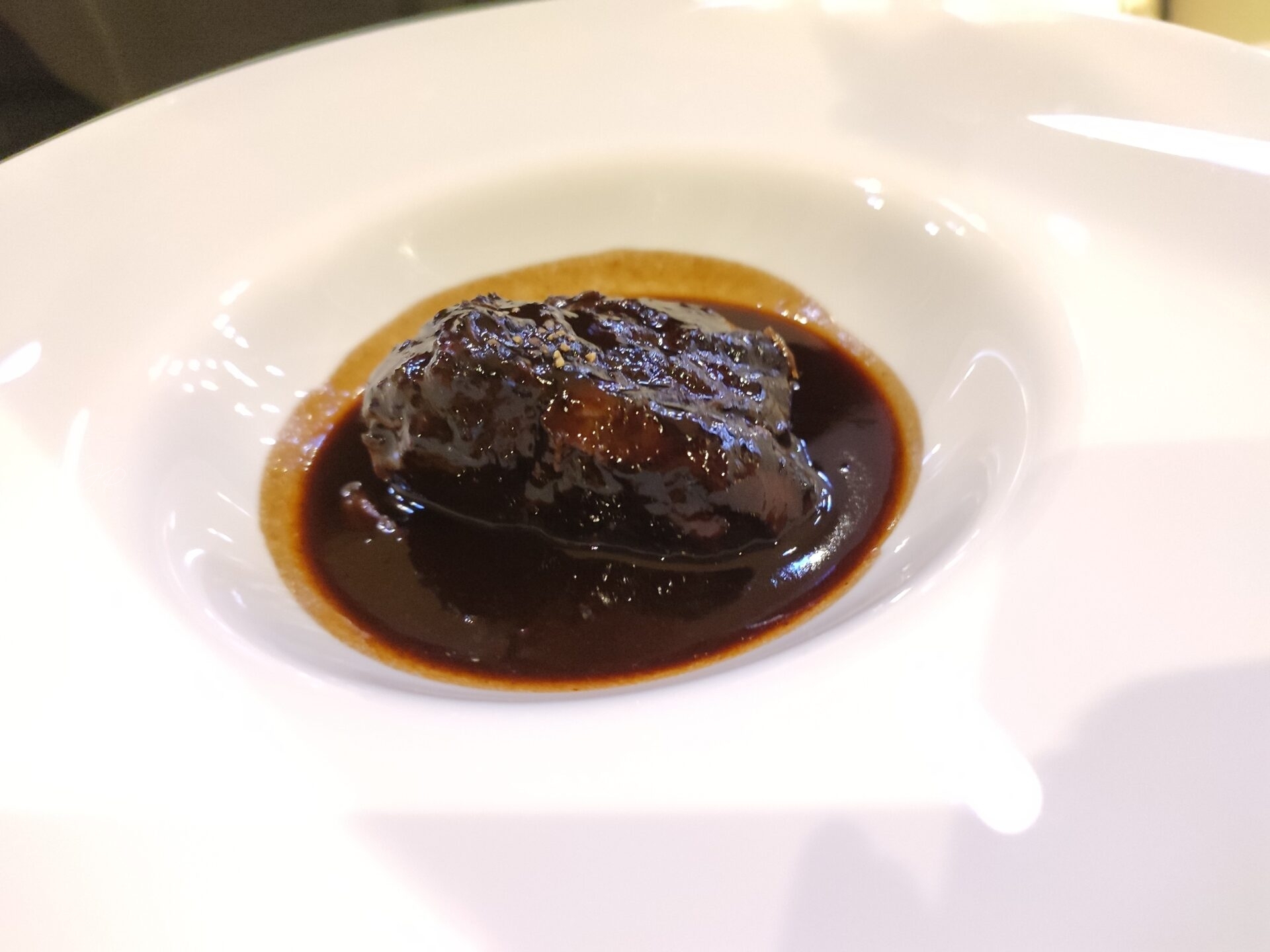 Le Ciel Molinoの記念日ディナーコースで提供された肉の煮込み料理