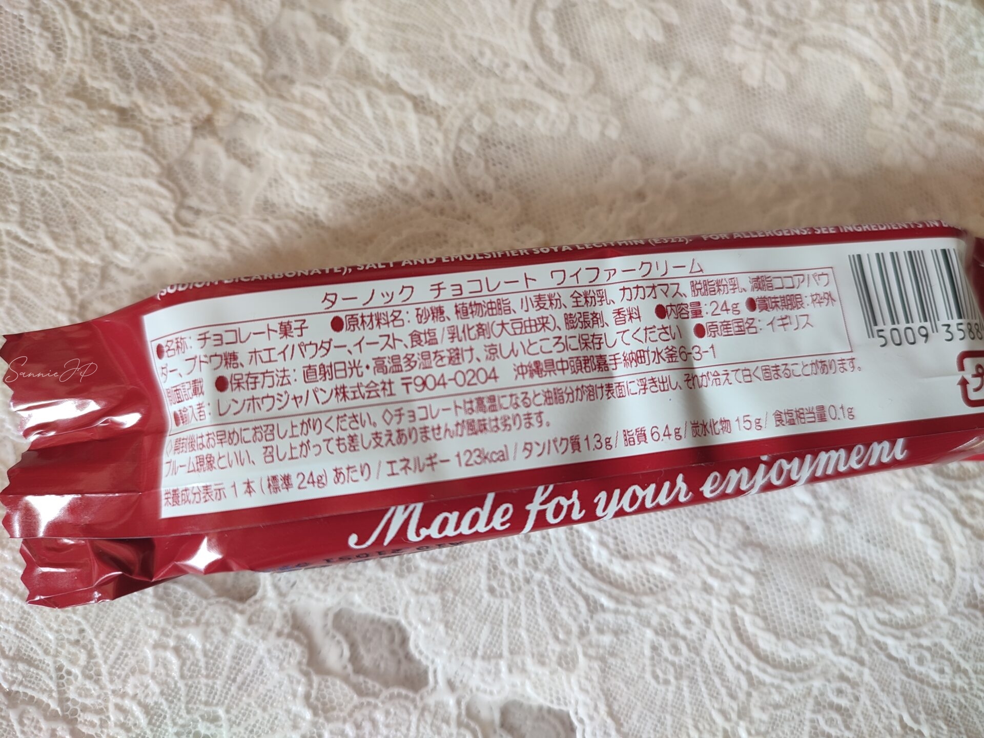 ターノック チョコレートワイファーの裏面パッケージ。沖縄県嘉手納町の輸入会社レンホウジャパンの表記が見える。