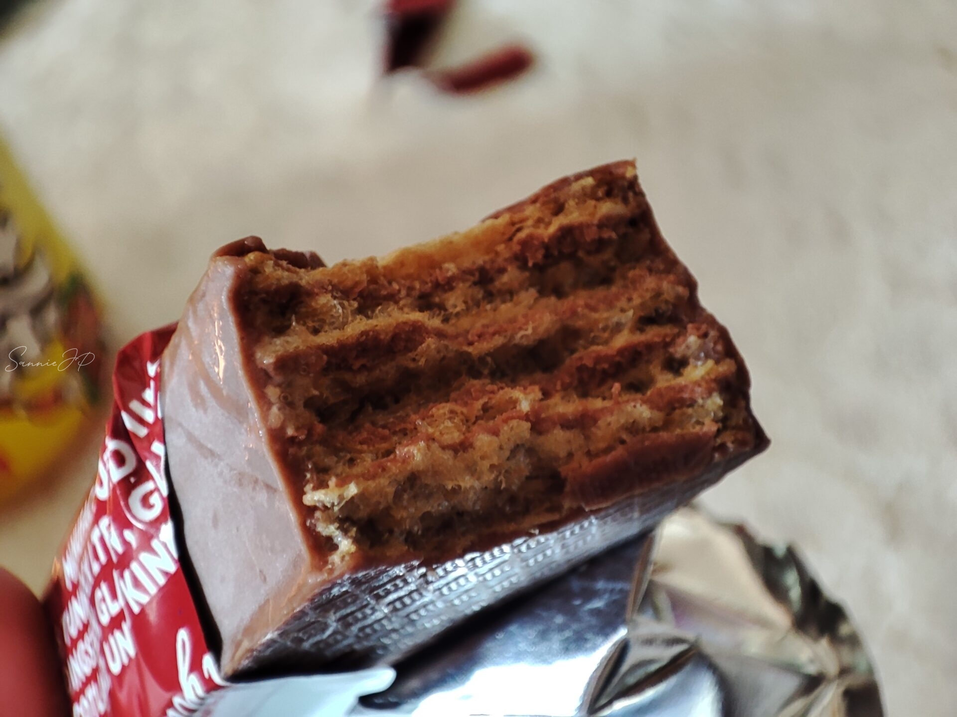 ターノック チョコレートワイファーをかじった断面。ウエハースのサクサク食感とチョコの甘さが広がる、沖縄で親しまれる懐かしい味。