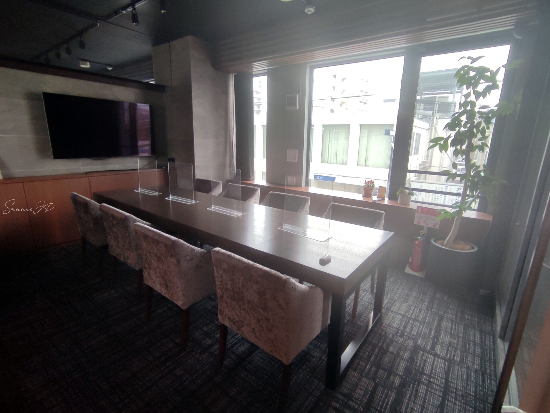 NOBORITO ARCHの2階レンタルスペース。明るい光が差し込み、打ち合わせやセミナーにも使える開放的なカフェ空間。