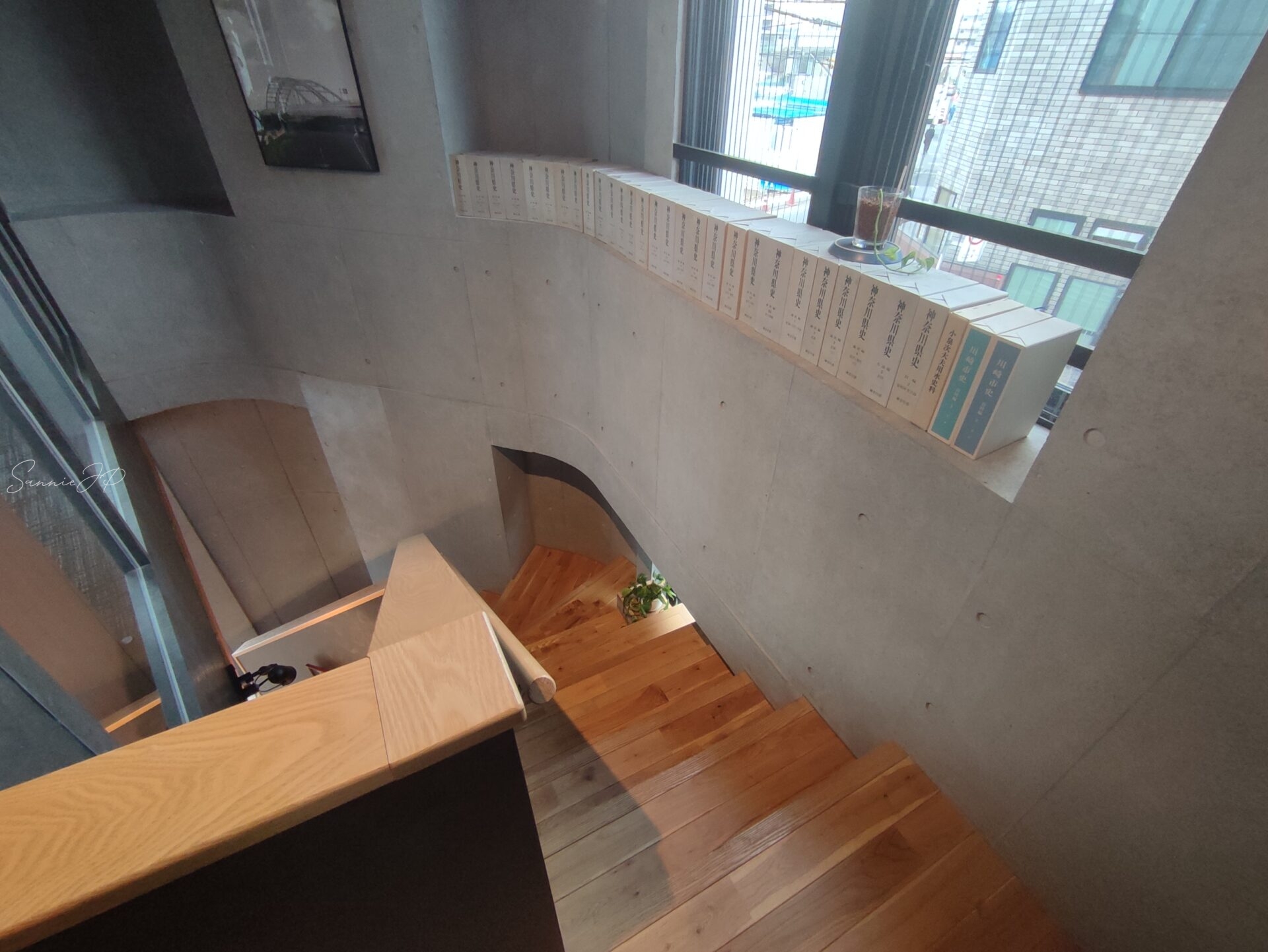 NOBORITO ARCHの店内にある階段。静かなBGMが流れる中、2階のマルチスペースへ続くおしゃれな空間。