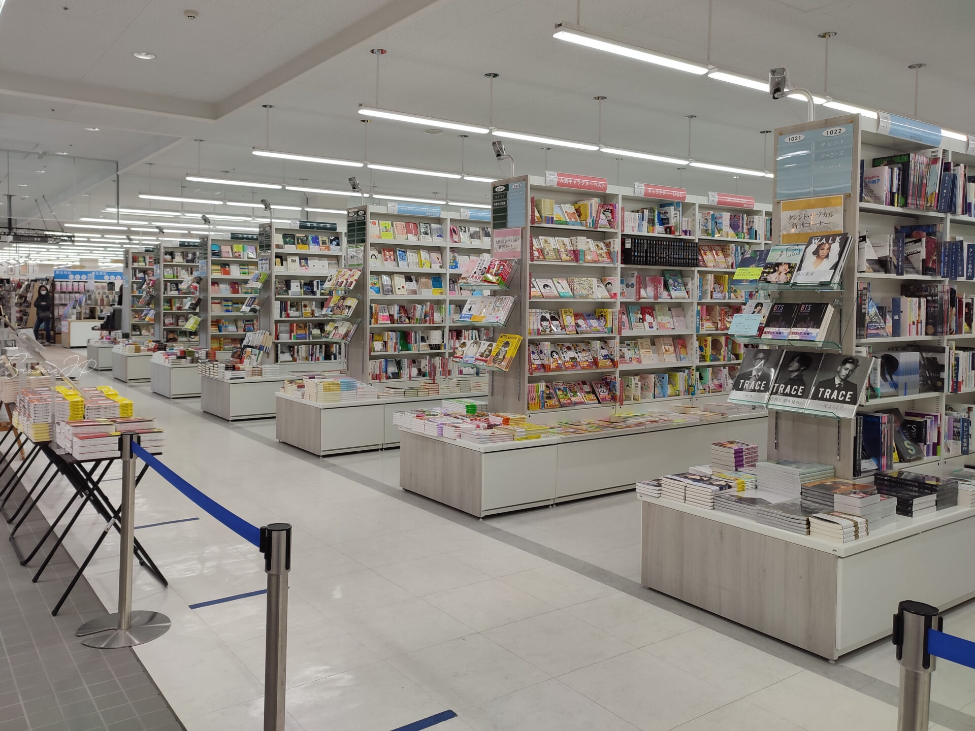 ジャンルごとに美しく並んだ本棚。コーチャンフォー若葉台の整然とした雰囲気が心地よい。