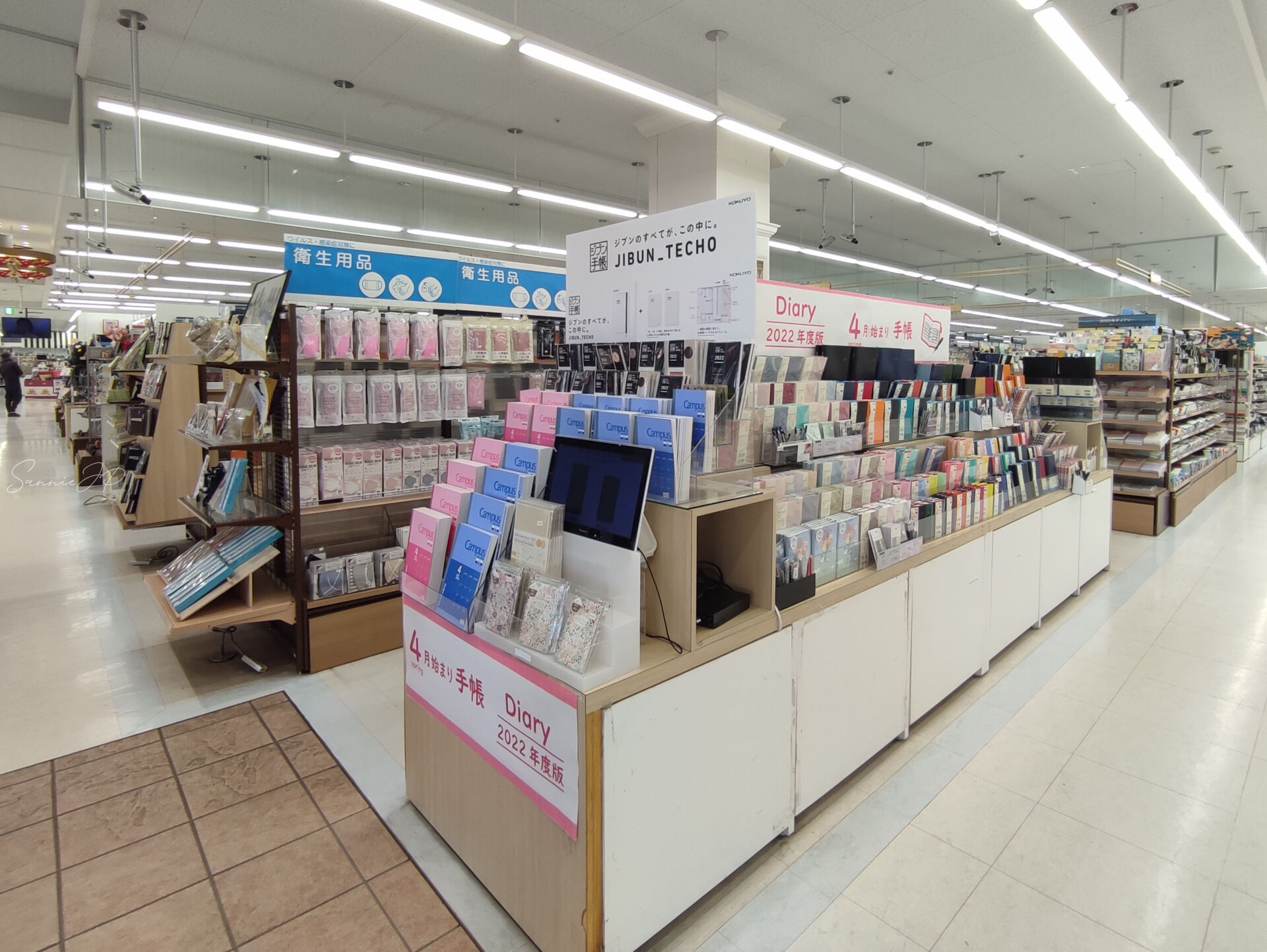 季節ごとの新作が並ぶ文具コーナー。コーチャンフォー若葉台らしい彩りとワクワク感。