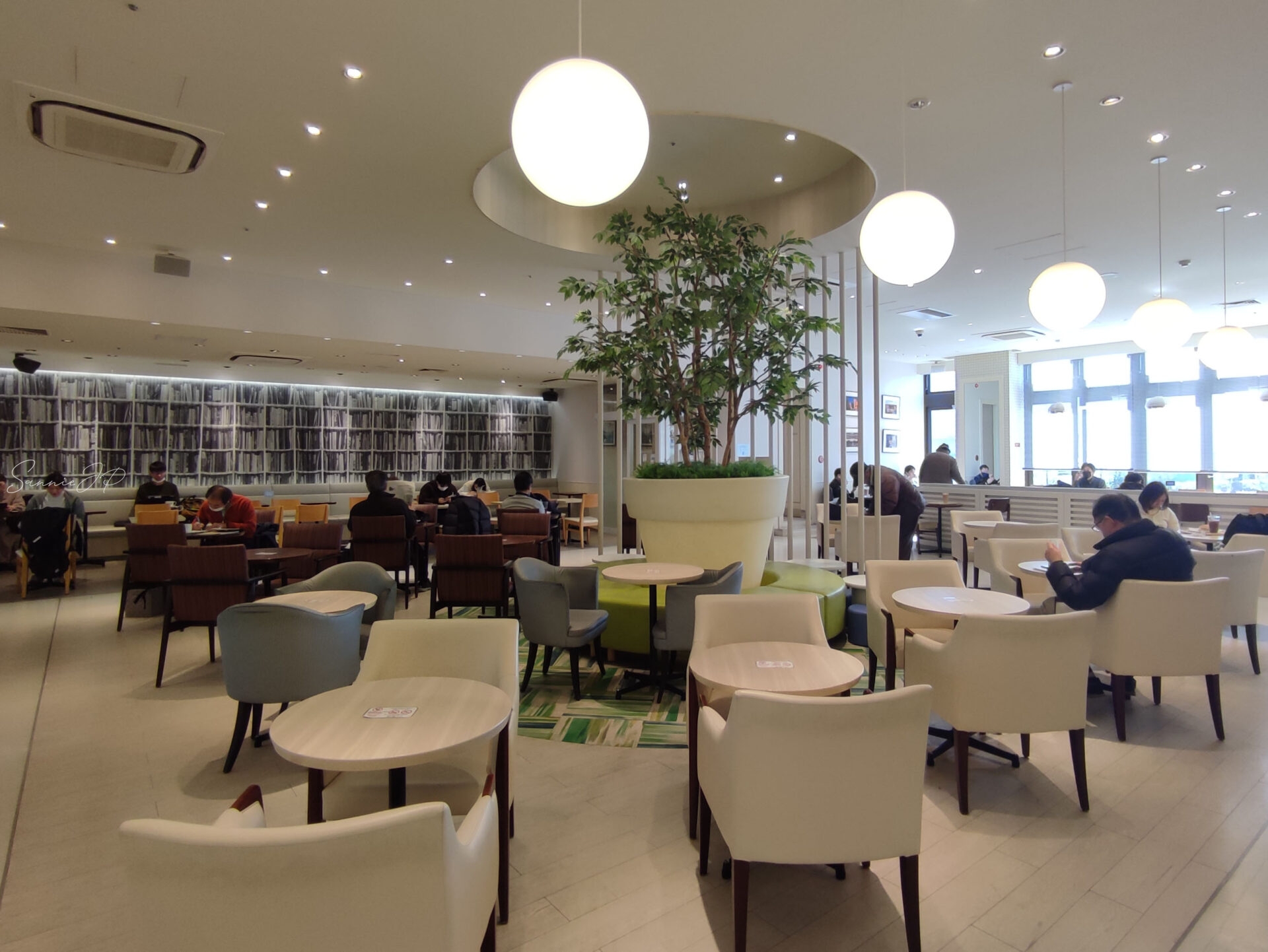 併設されたドトールコーヒー若葉台店。広々とした空間で本を片手にくつろげるカフェ。