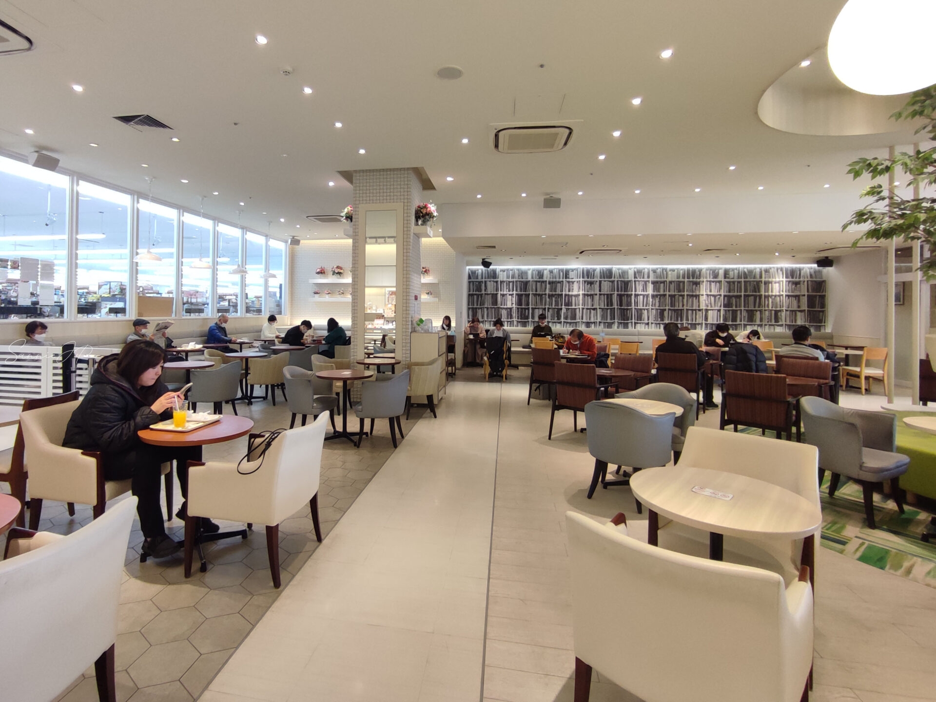 ドトール若葉台店の多彩な席デザイン。一人時間もグループ利用も心地よく過ごせる。