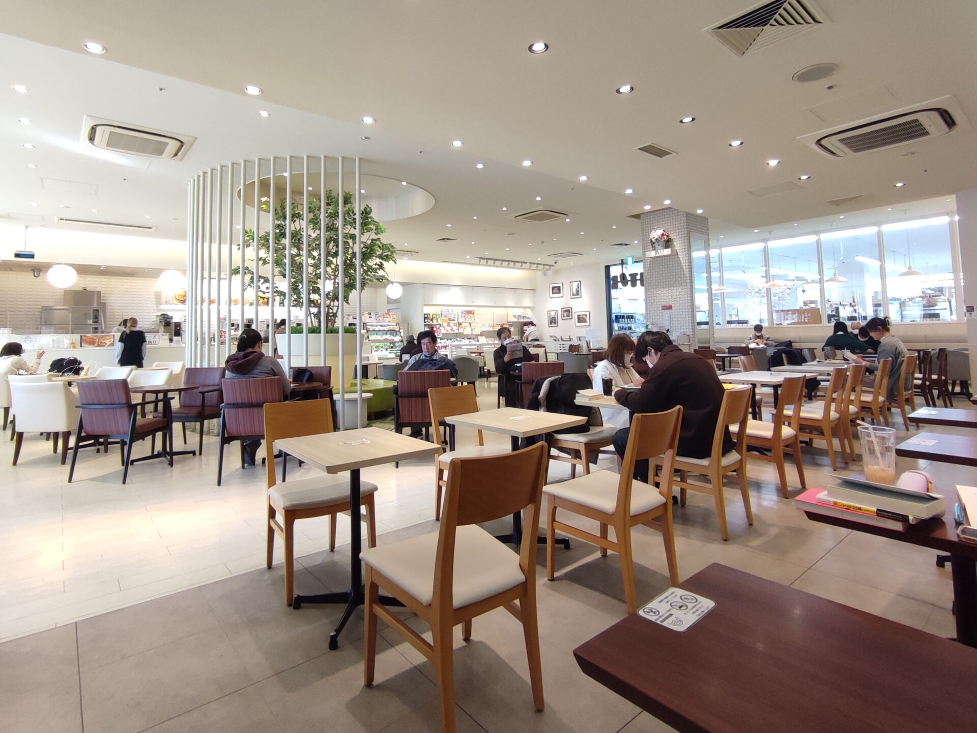 とても広いドトール若葉台店。混雑時でも座れる快適な空間がうれしいポイント。