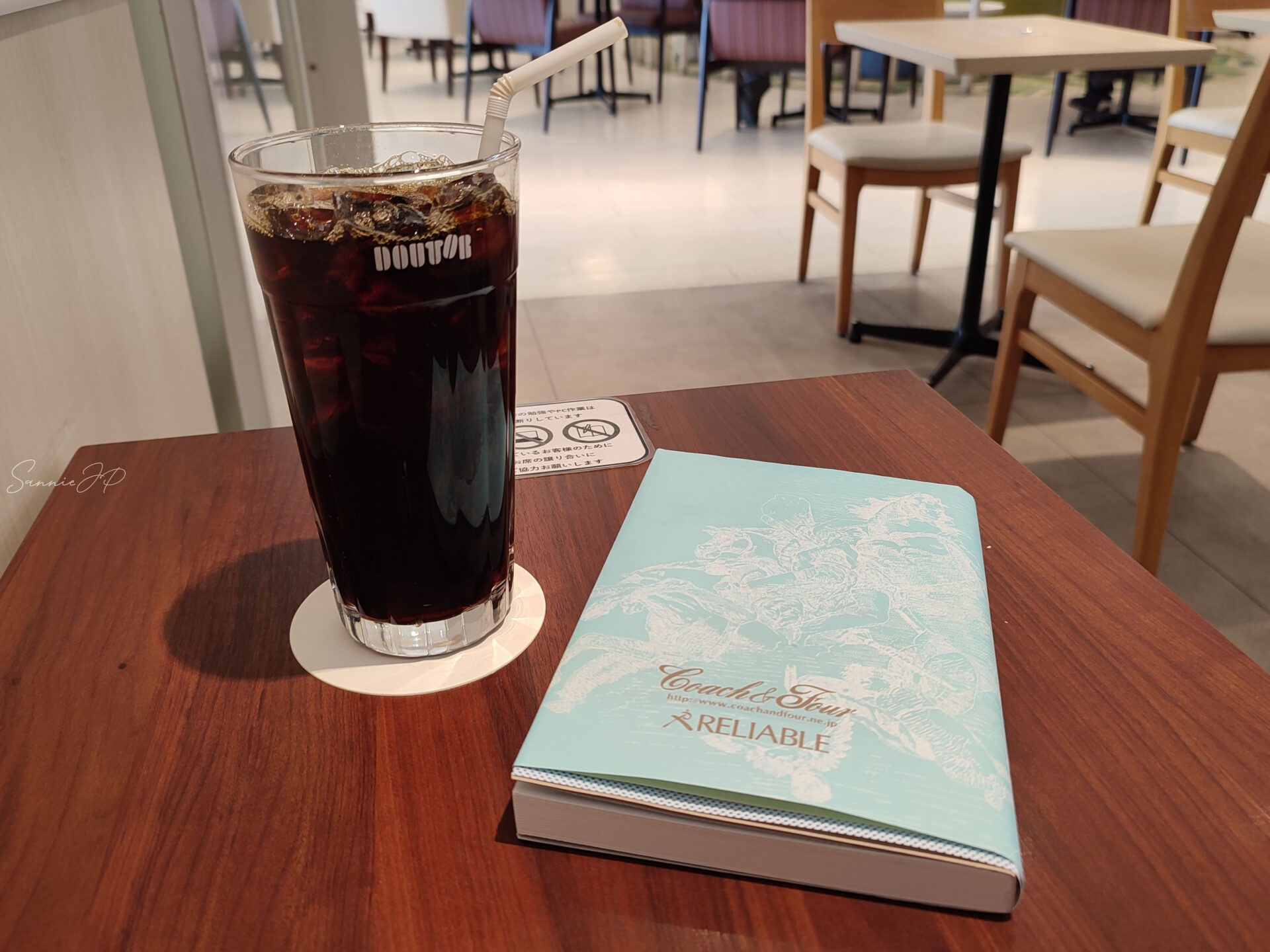 コーチャンフォー若葉台のドトールでブラックコーヒーを片手に読書。穏やかな時間が流れる。