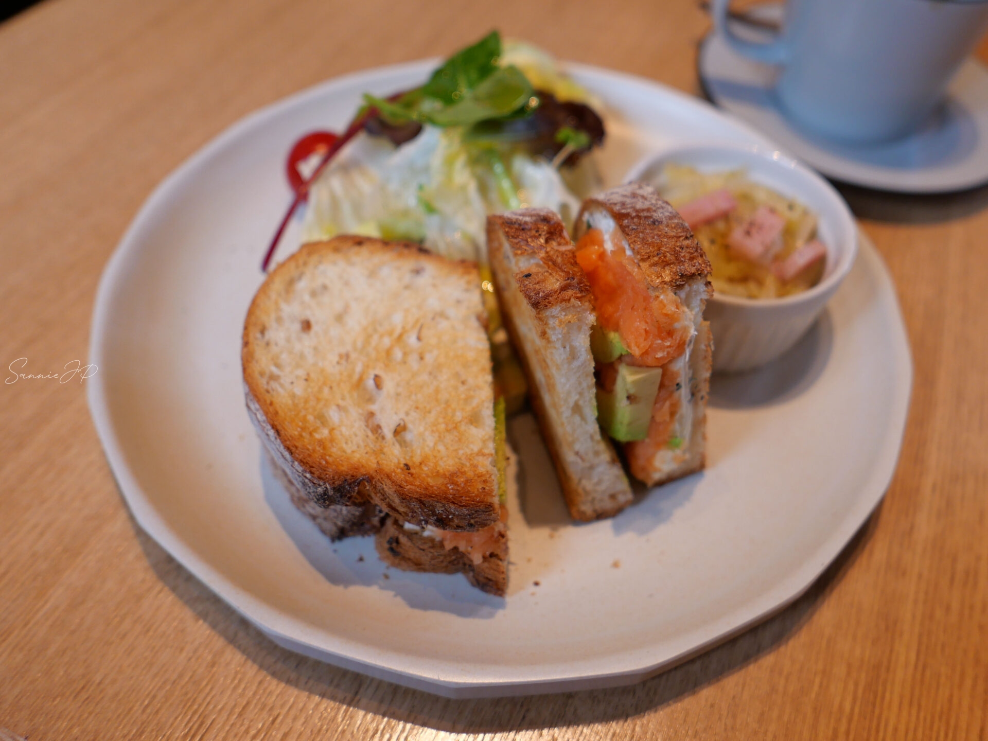 NOBORITO ARCHの人気ランチメニュー、サーモンとアボカドのオープンサンド。彩り豊かで贅沢な味わいを楽しめる一皿。