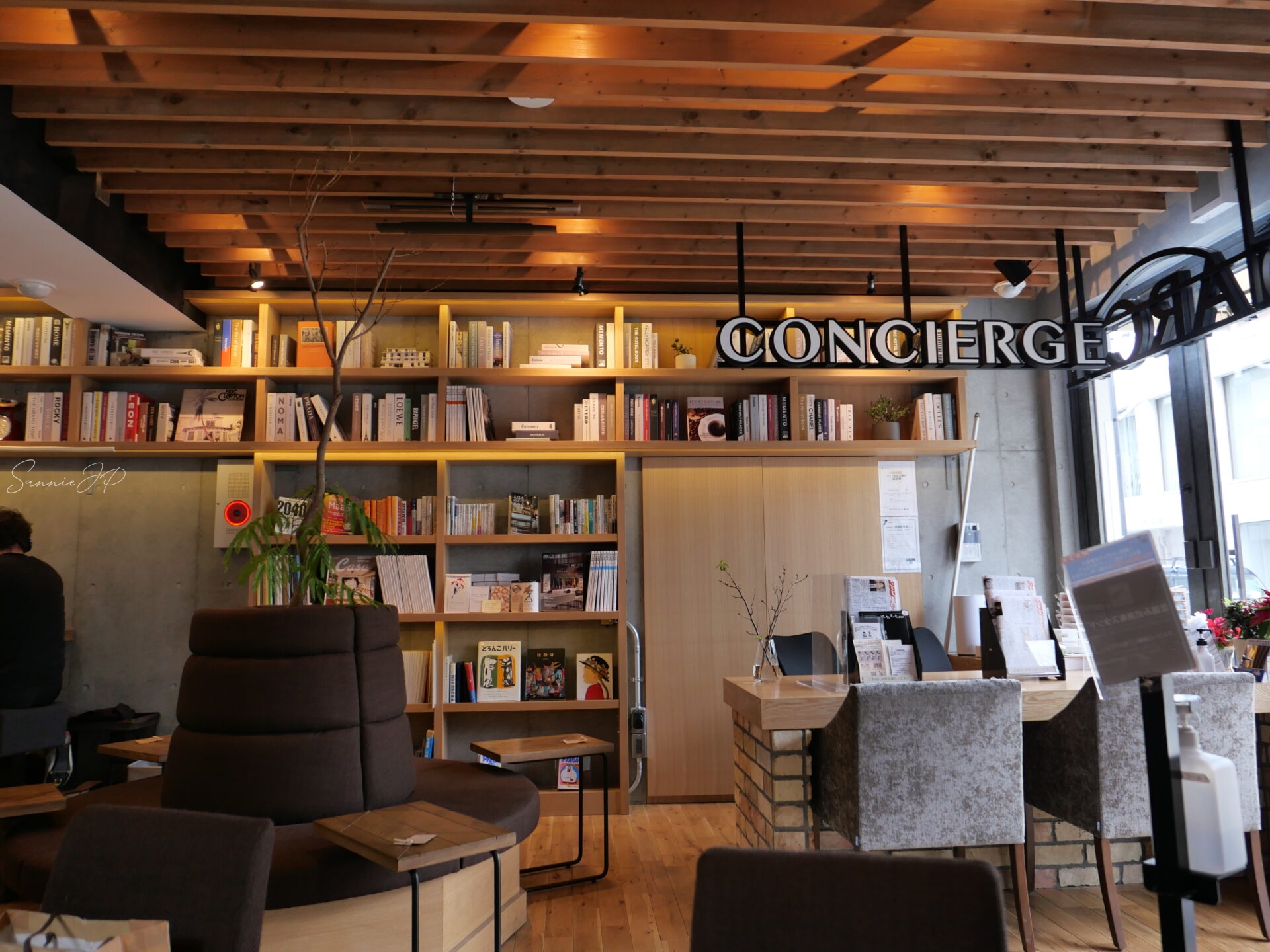 向ヶ丘遊園の人気カフェ「NOBORITO ARCH」の本棚とソファ席。読書をしながらゆったり過ごせる癒しの空間。