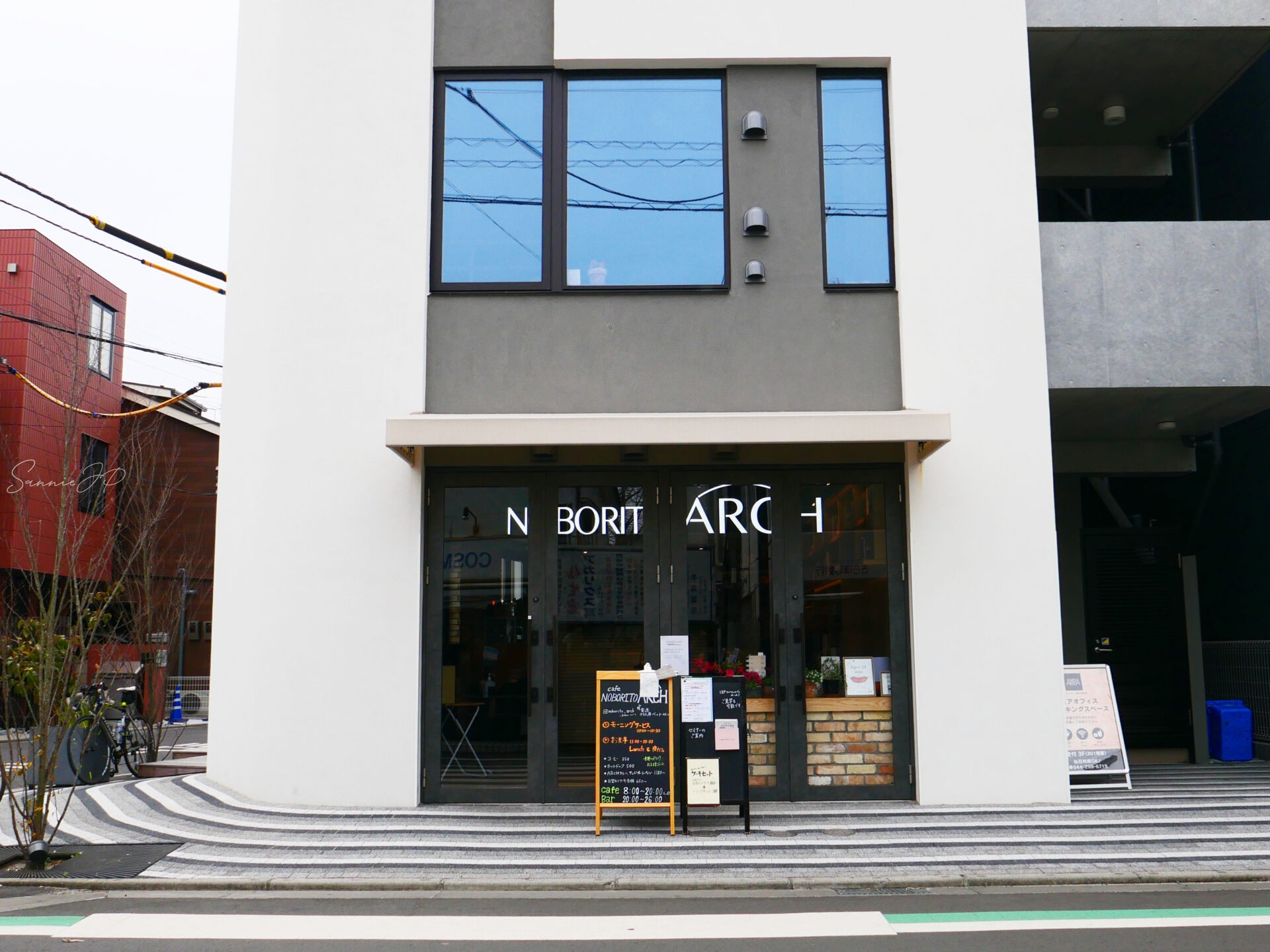 向ヶ丘遊園駅近くのカフェ「NOBORITO ARCH」の外観。ガラス越しに温かな光が差し込む、おしゃれで落ち着いた雰囲気。