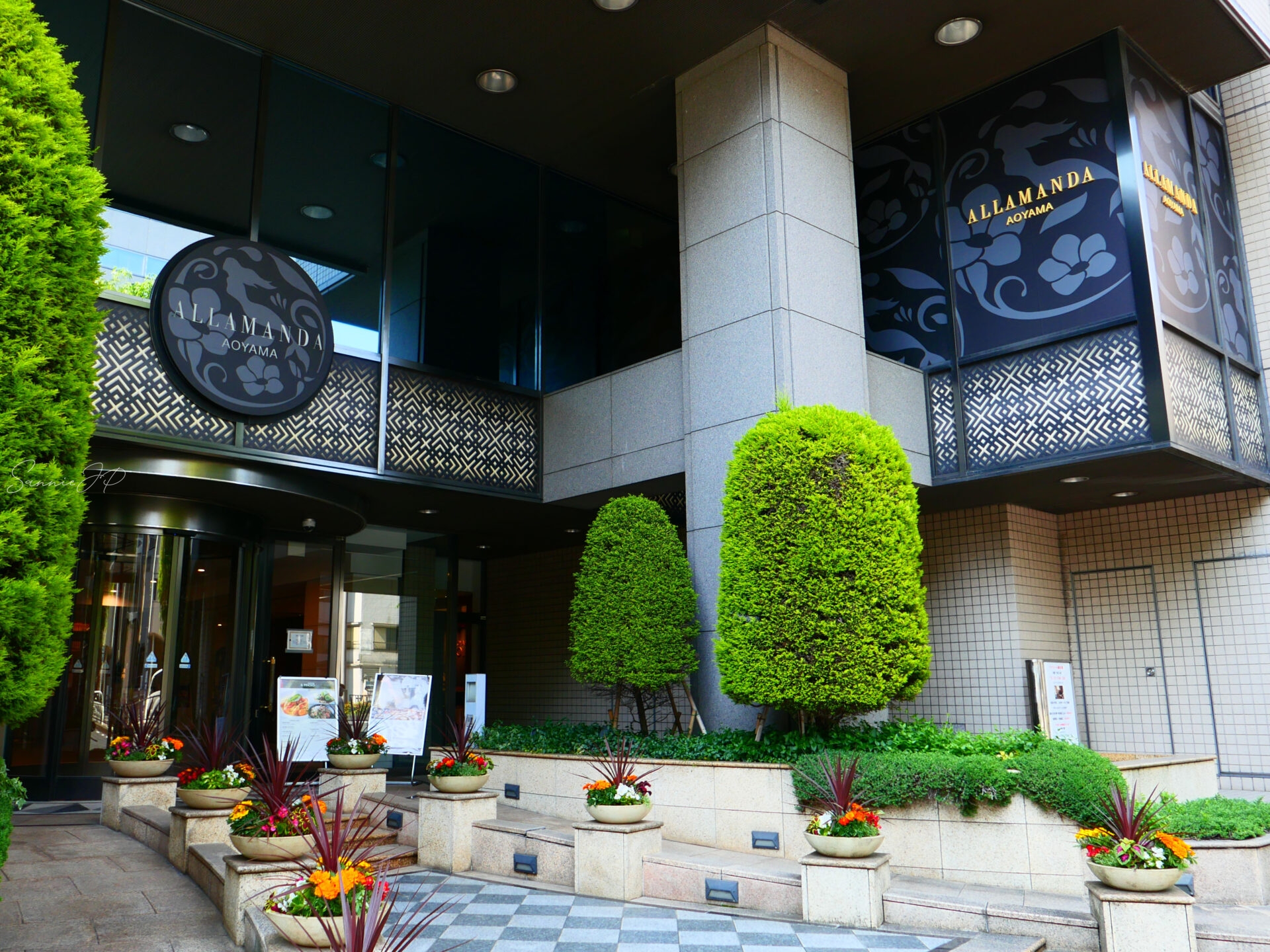外苑前駅からすぐのホテルアラマンダ青山エントランス。都心の中に静けさを感じる落ち着いた佇まい。