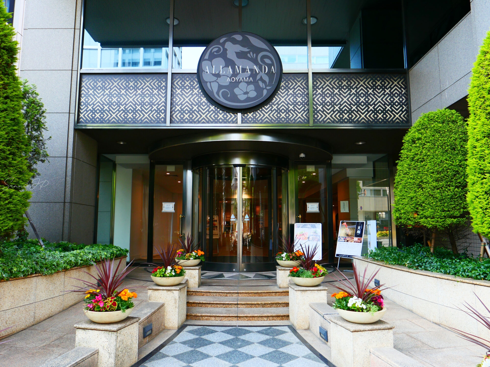 ホテルアラマンダ青山の丸みを帯びたクラシカルな自動ドア。青山らしい上品さと非日常感を感じる入口。