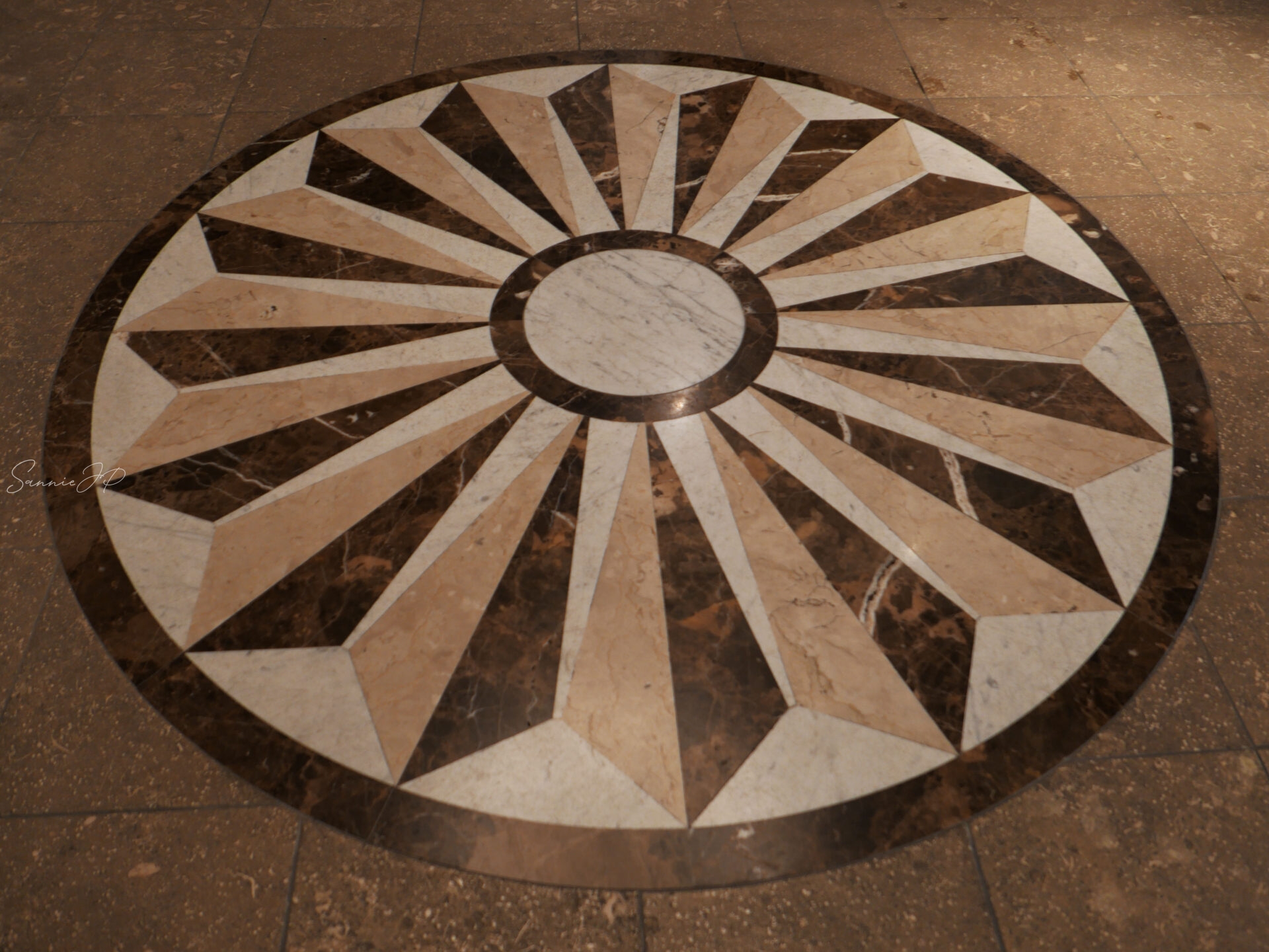 ホテルアラマンダ青山のエントランス床に施された大理石のデザイン。細部まで美しく高級感が漂う。