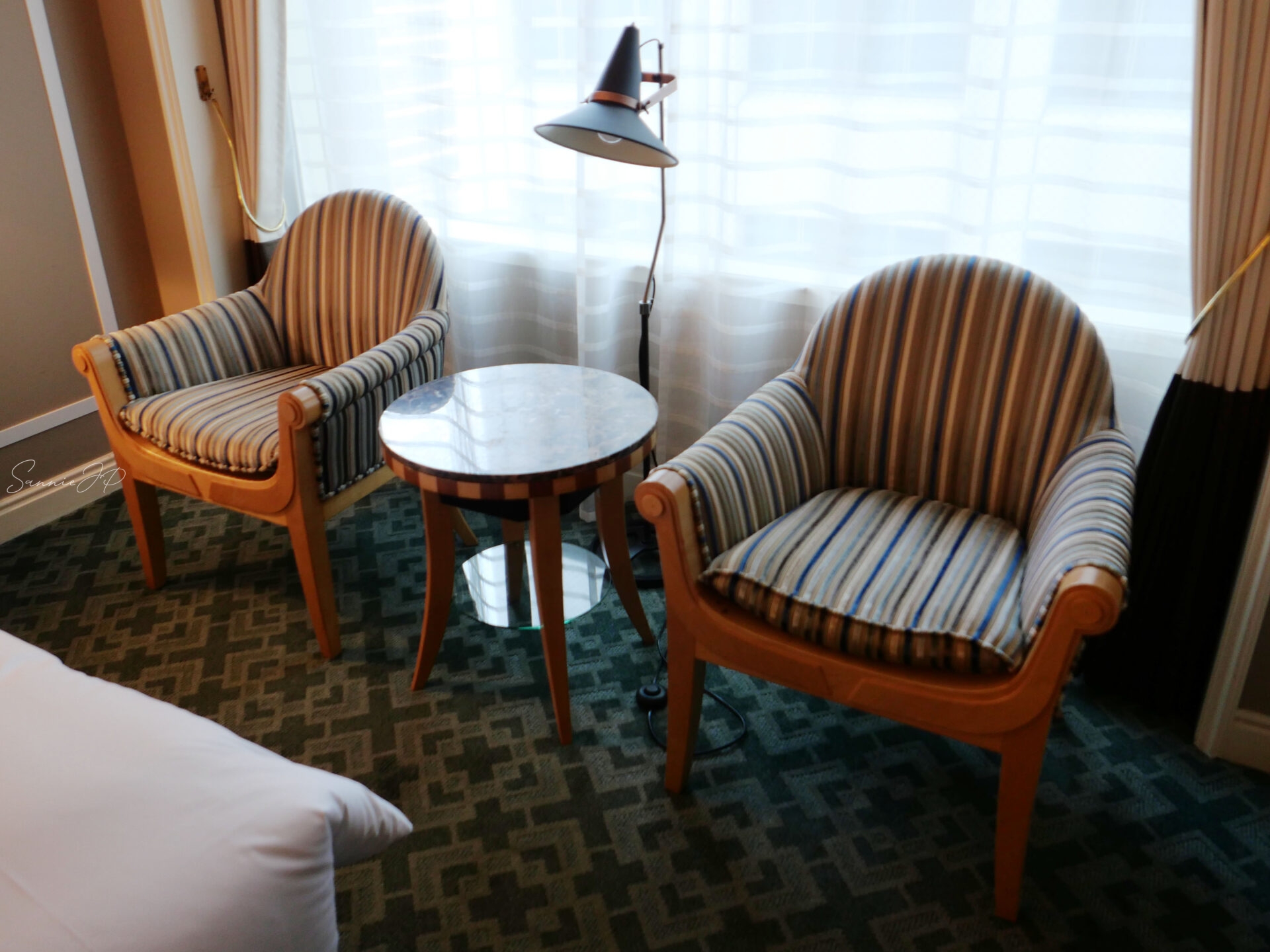 ホテルアラマンダ青山の客室にある一人掛けチェアとフロアランプ。クラシカルなデザインが印象的。