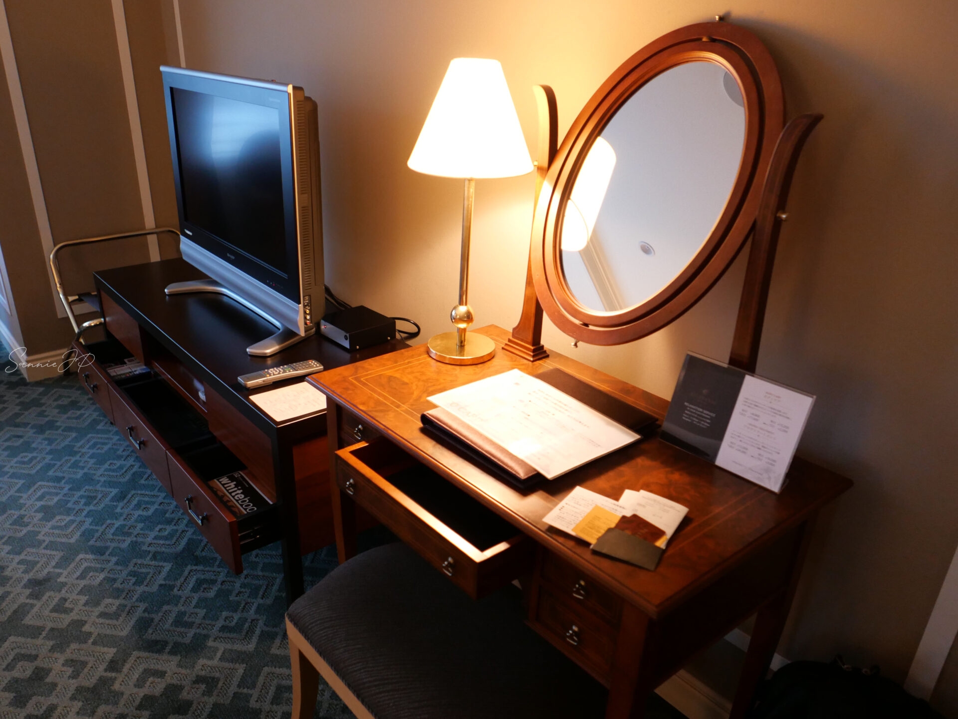 ホテルアラマンダ青山のクラシカルダブル客室。テレビとドレッサーが調和する上品で落ち着いた空間。