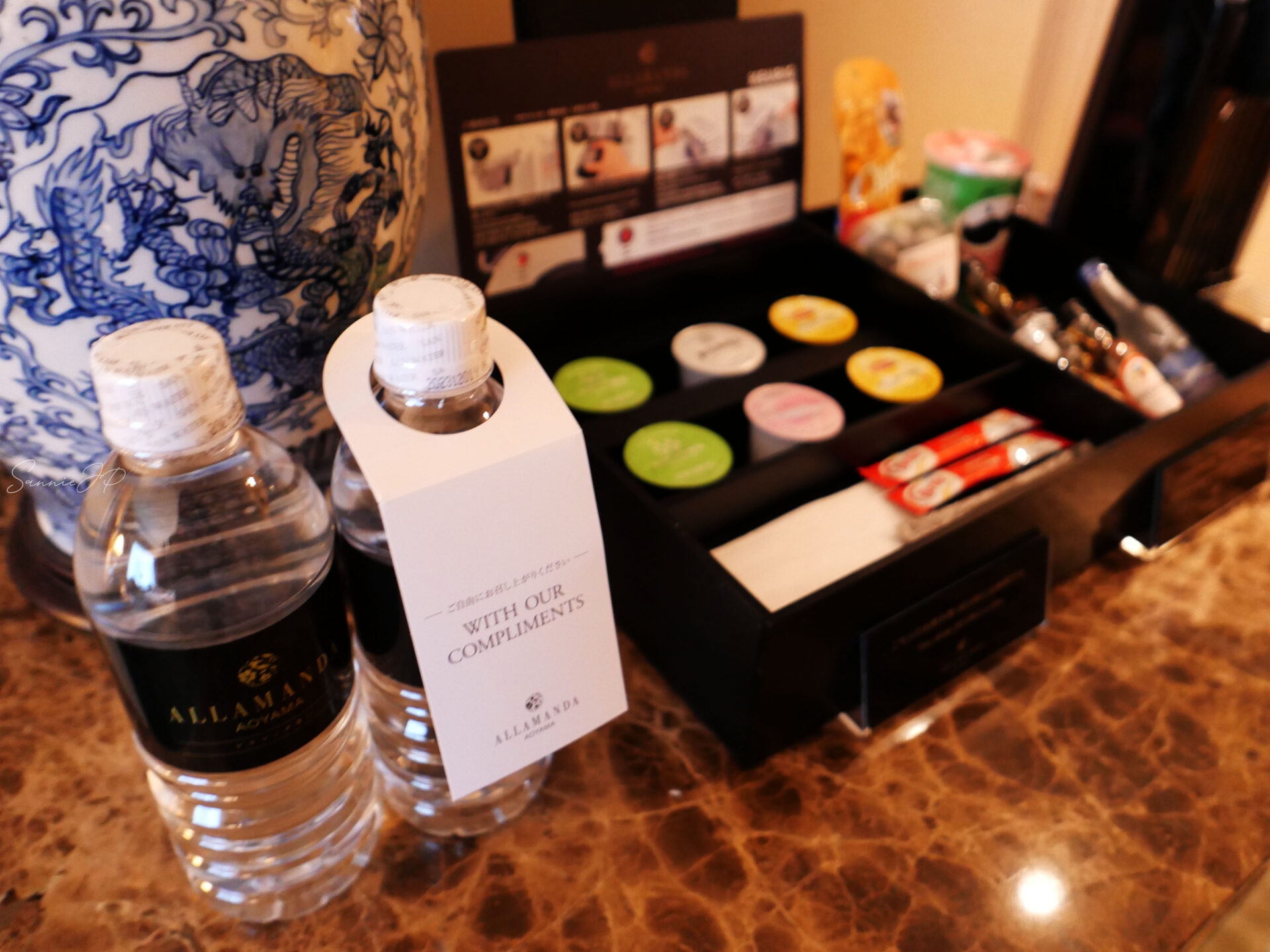 ホテルアラマンダ青山の客室ミニバー。無料のドリンクに加え、有料のお酒やお菓子も充実している。