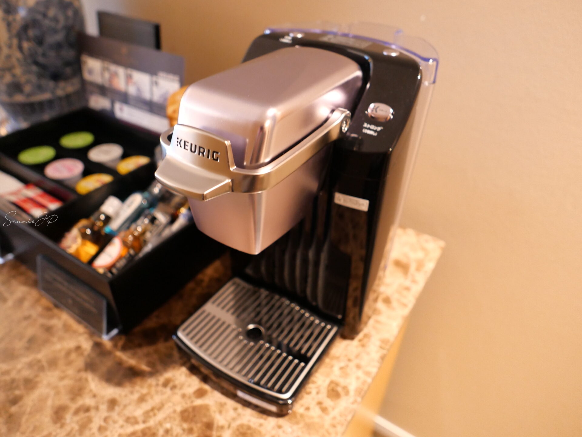 クラシカルダブルルームのネスプレッソマシン。ホテルアラマンダ青山で過ごす朝の一杯が特別な時間に。