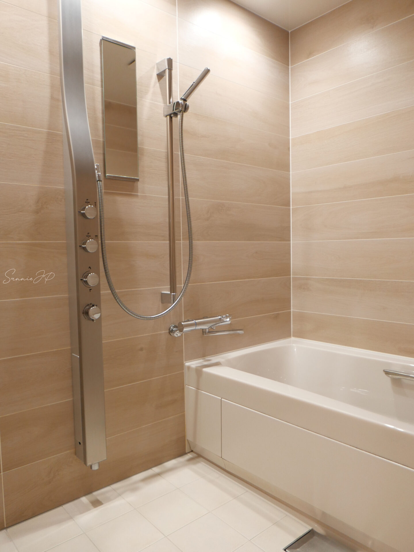 クラシカルダブルルームのお風呂。シンプルで清潔感があり、ゆったりとしたバスタイムを楽しめる。