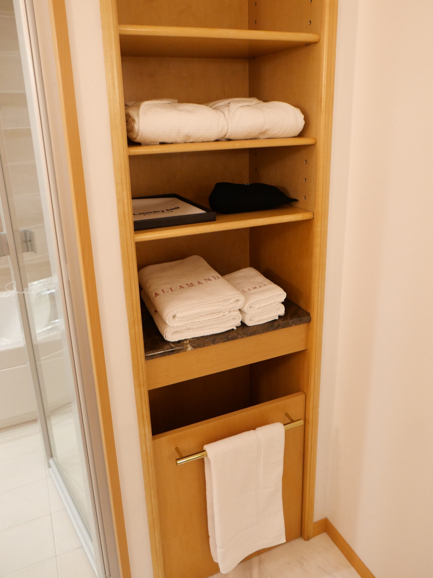 ホテルアラマンダ青山のクラシカルダブル客室。柔らかなバスローブとタオルで上質なリラックスタイムを。